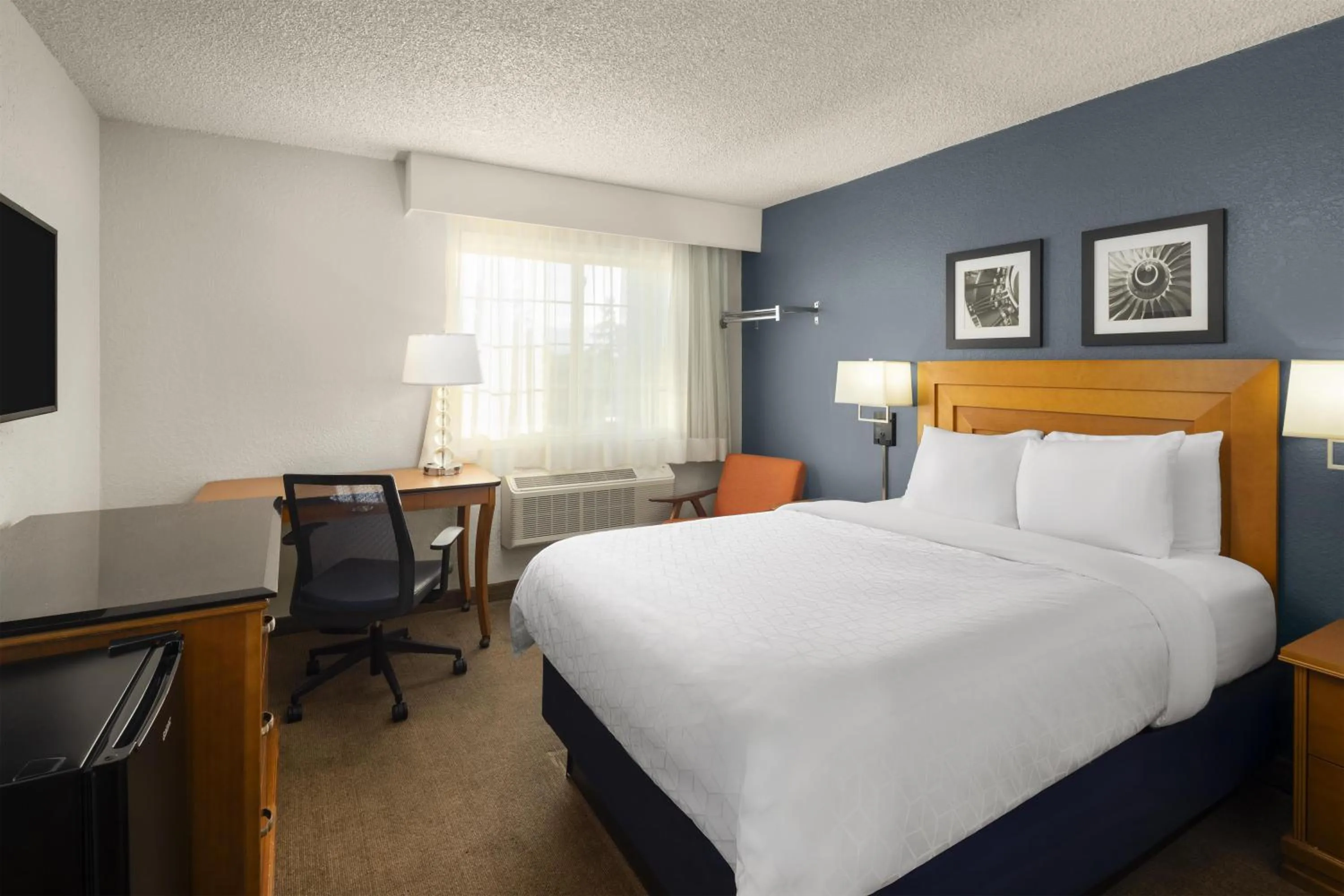 Bedroom, Bed in Harbor Town Inn, BW Signature Collection