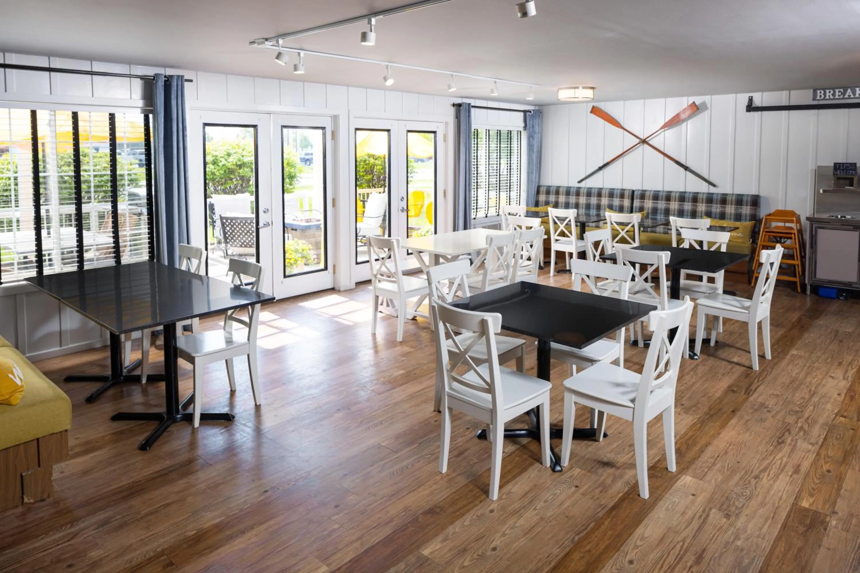 Restaurant/places to eat in Harbor Town Inn, BW Signature Collection