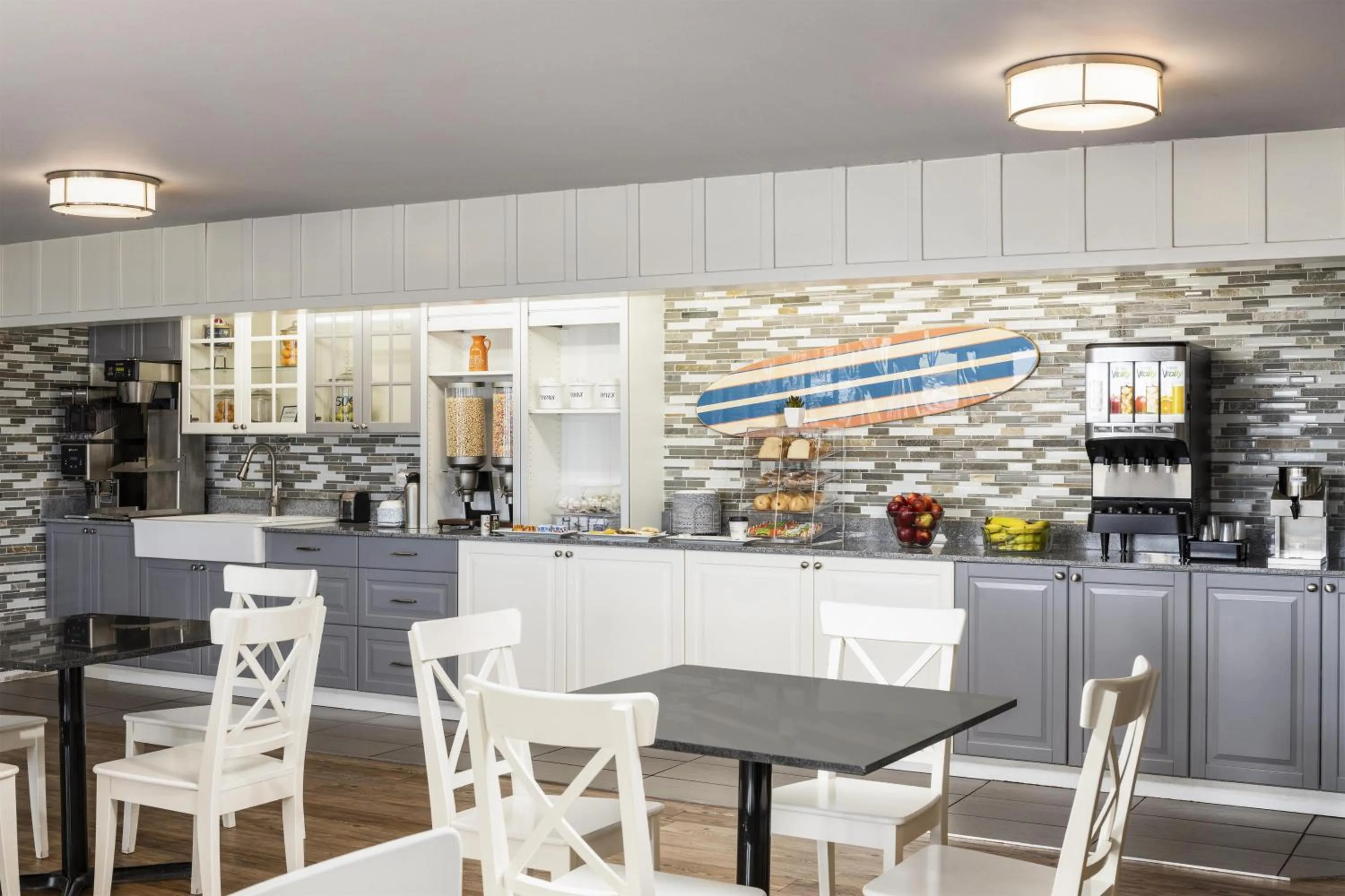 Restaurant/places to eat in Harbor Town Inn, BW Signature Collection