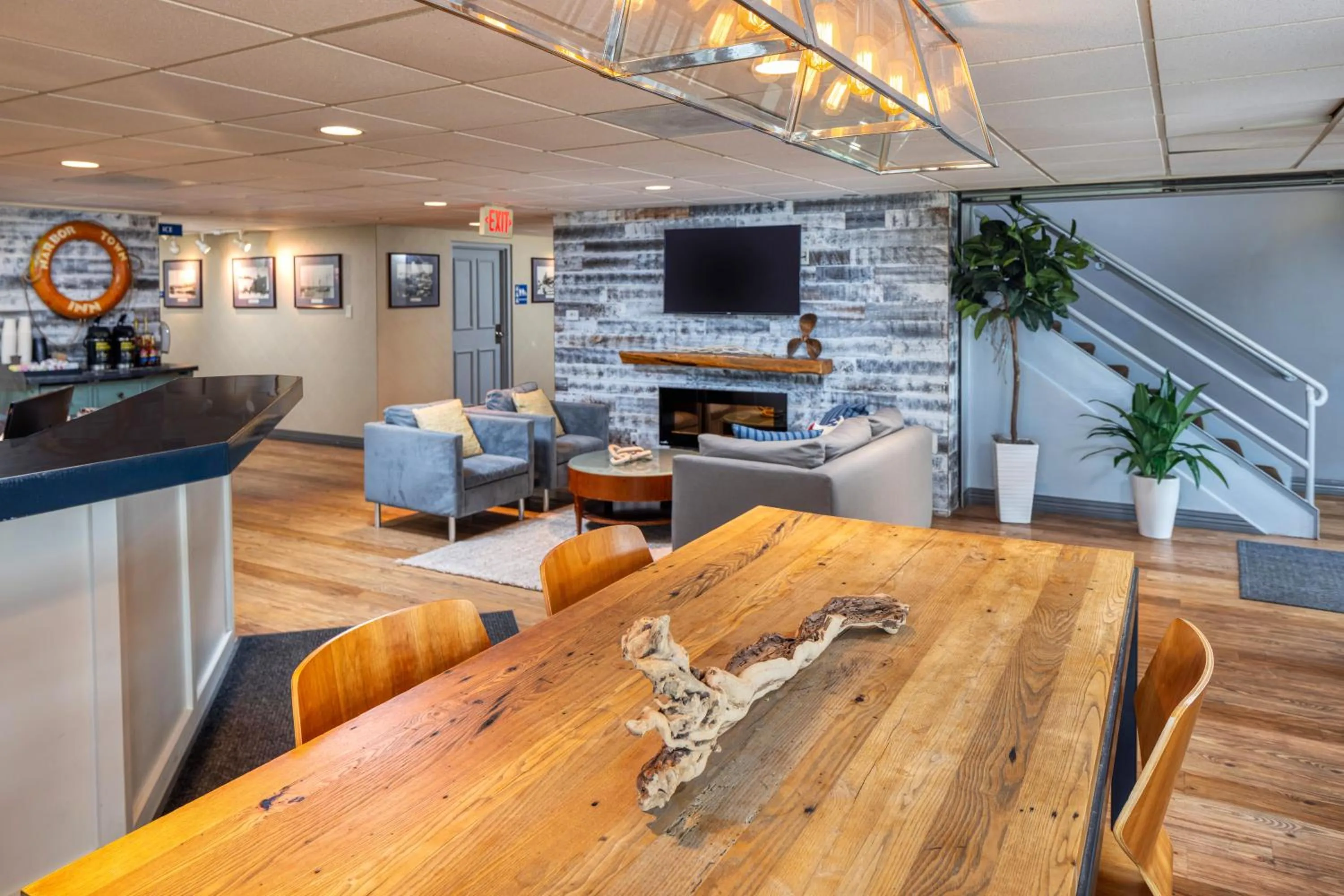 Seating area in Harbor Town Inn, BW Signature Collection