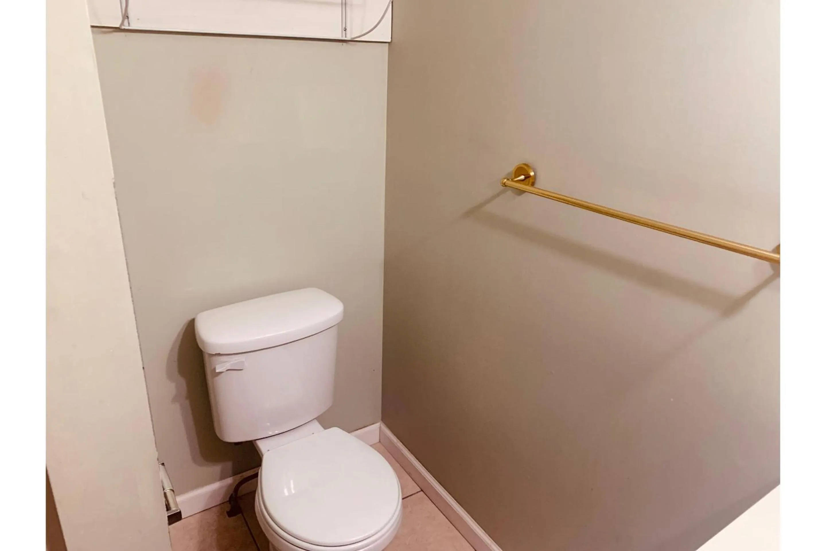 Bathroom in Werry's Cottages and Pub By OYO East Stroudsborg - Weekly Stays