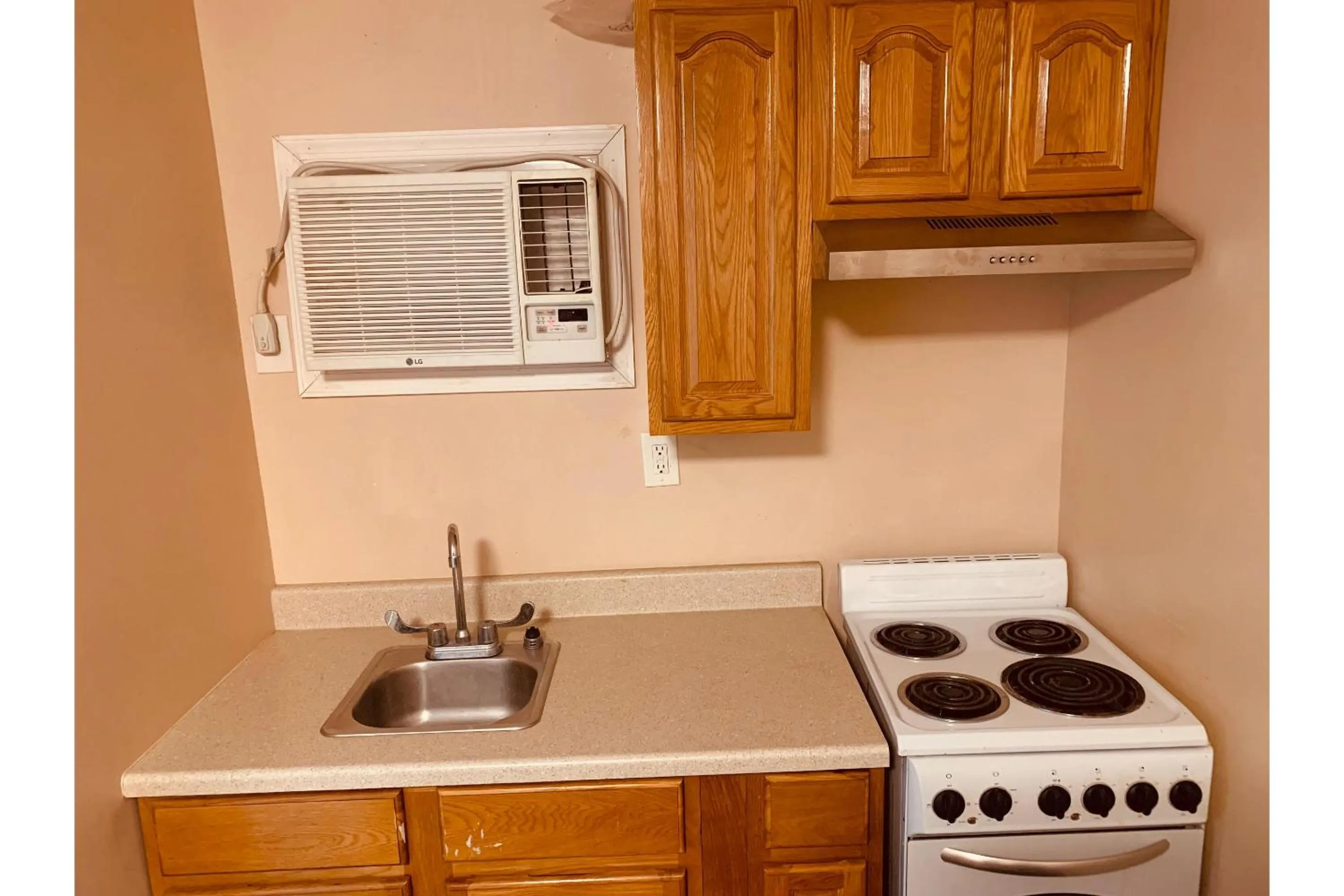 Bedroom in Werry's Cottages and Pub By OYO East Stroudsborg - Weekly Stays