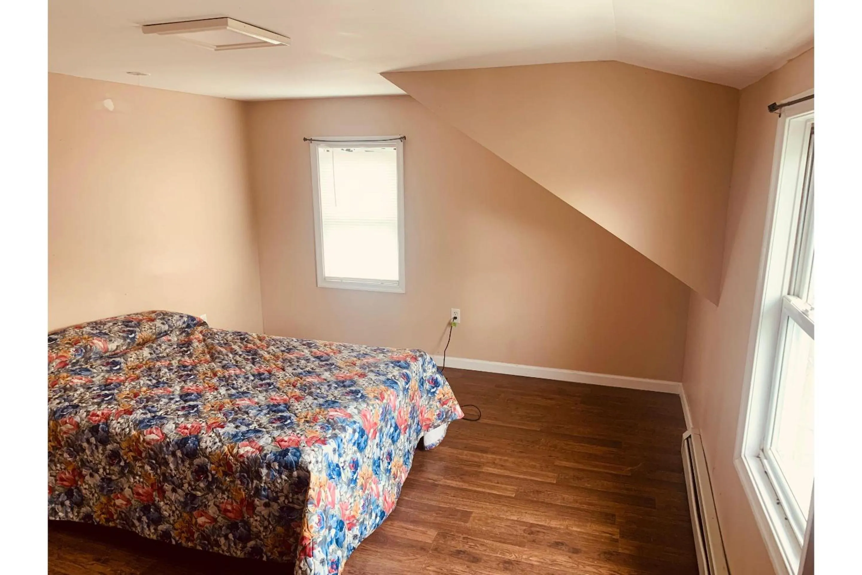 Bedroom, Bed in Werry's Cottages and Pub By OYO East Stroudsborg - Weekly Stays