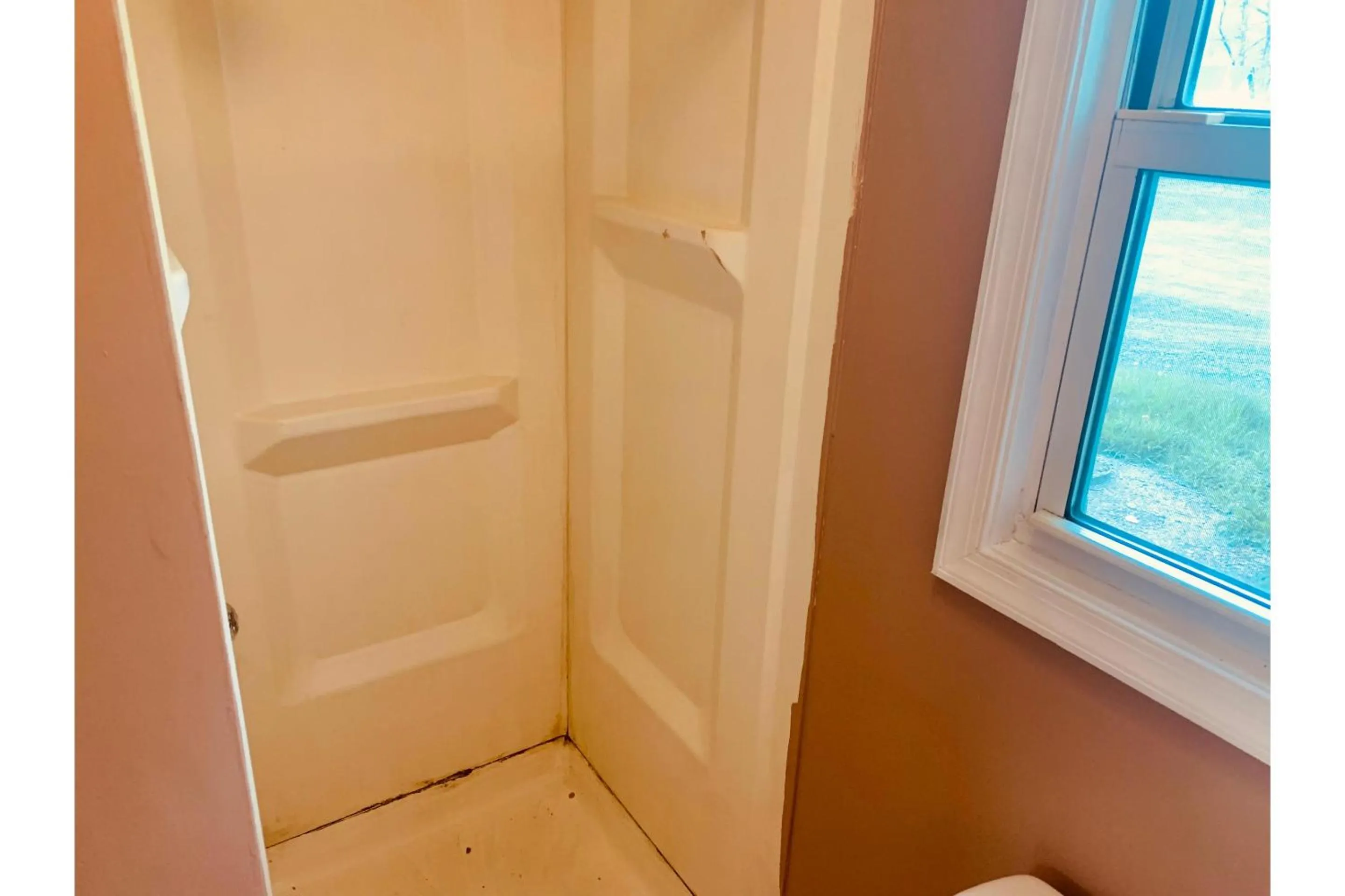 Bathroom in Werry's Cottages and Pub By OYO East Stroudsborg - Weekly Stays