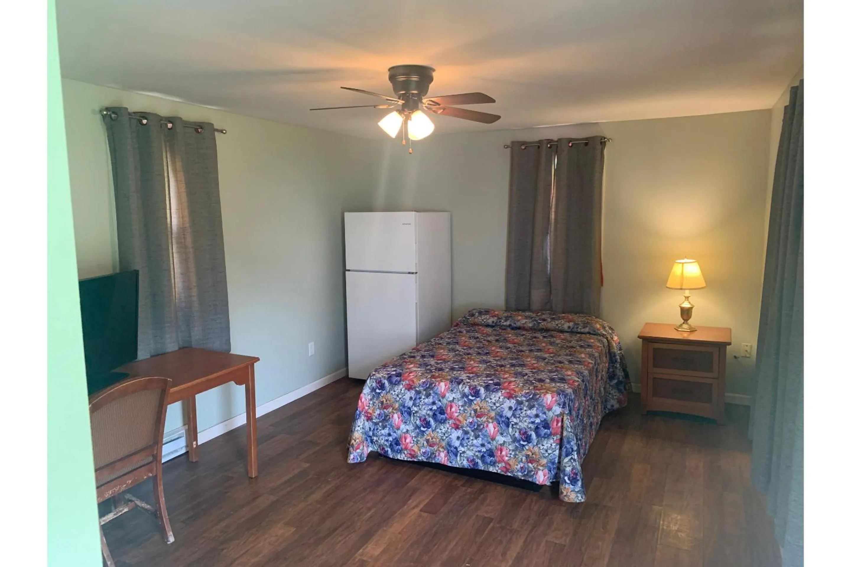 Bedroom, Bed in Werry's Cottages and Pub By OYO East Stroudsborg - Weekly Stays