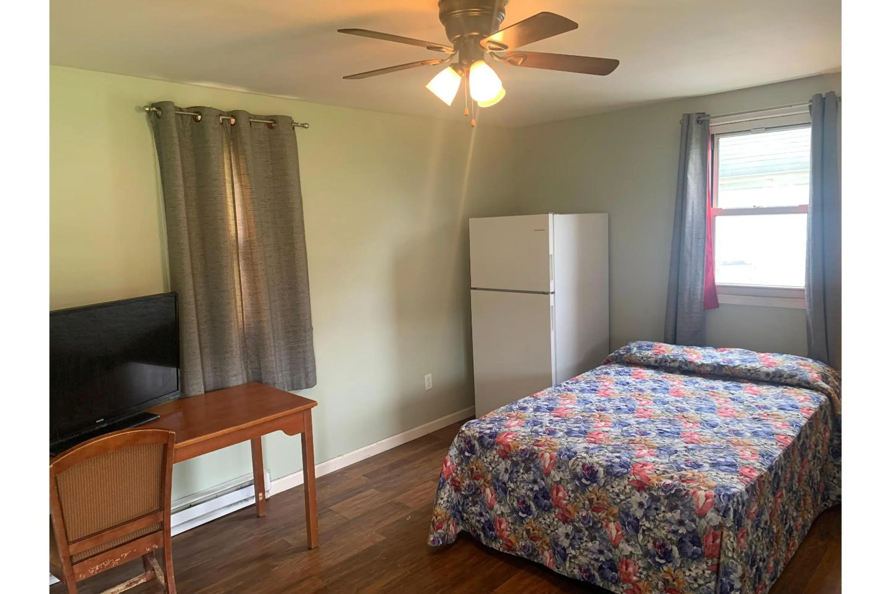 Bedroom, Bed in Werry's Cottages and Pub By OYO East Stroudsborg - Weekly Stays