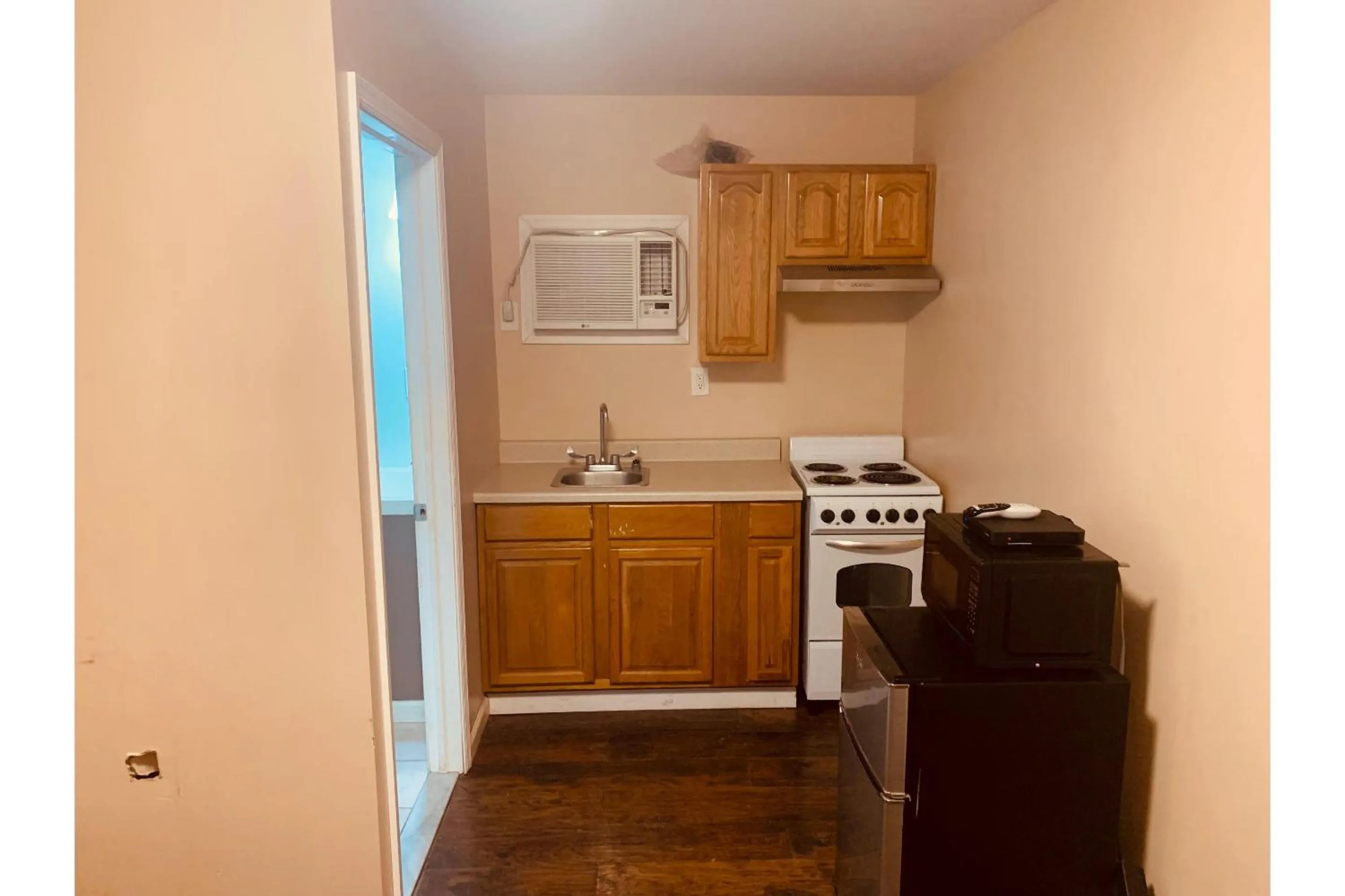 Bedroom in Werry's Cottages and Pub By OYO East Stroudsborg - Weekly Stays