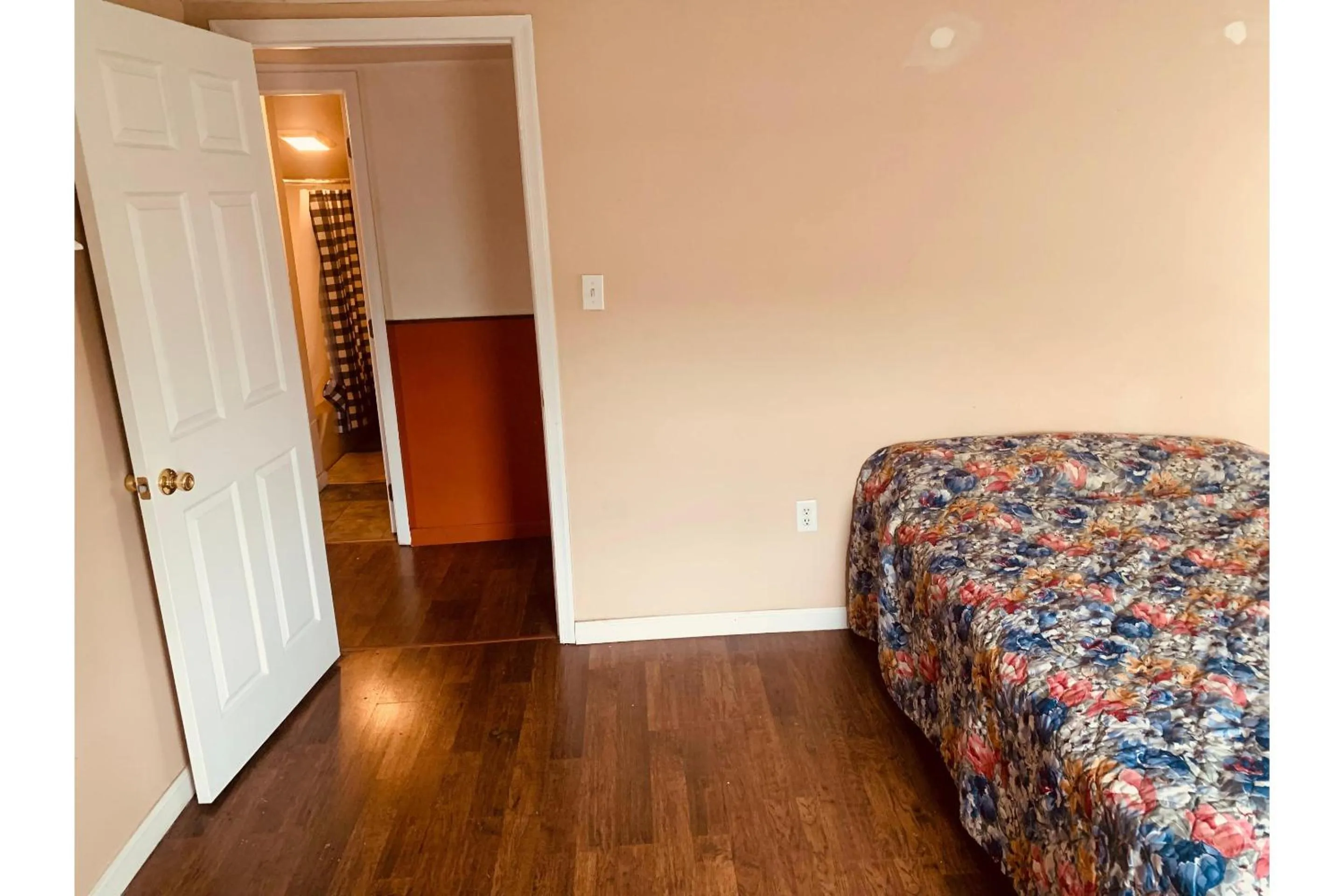 Bedroom, Bed in Werry's Cottages and Pub By OYO East Stroudsborg - Weekly Stays