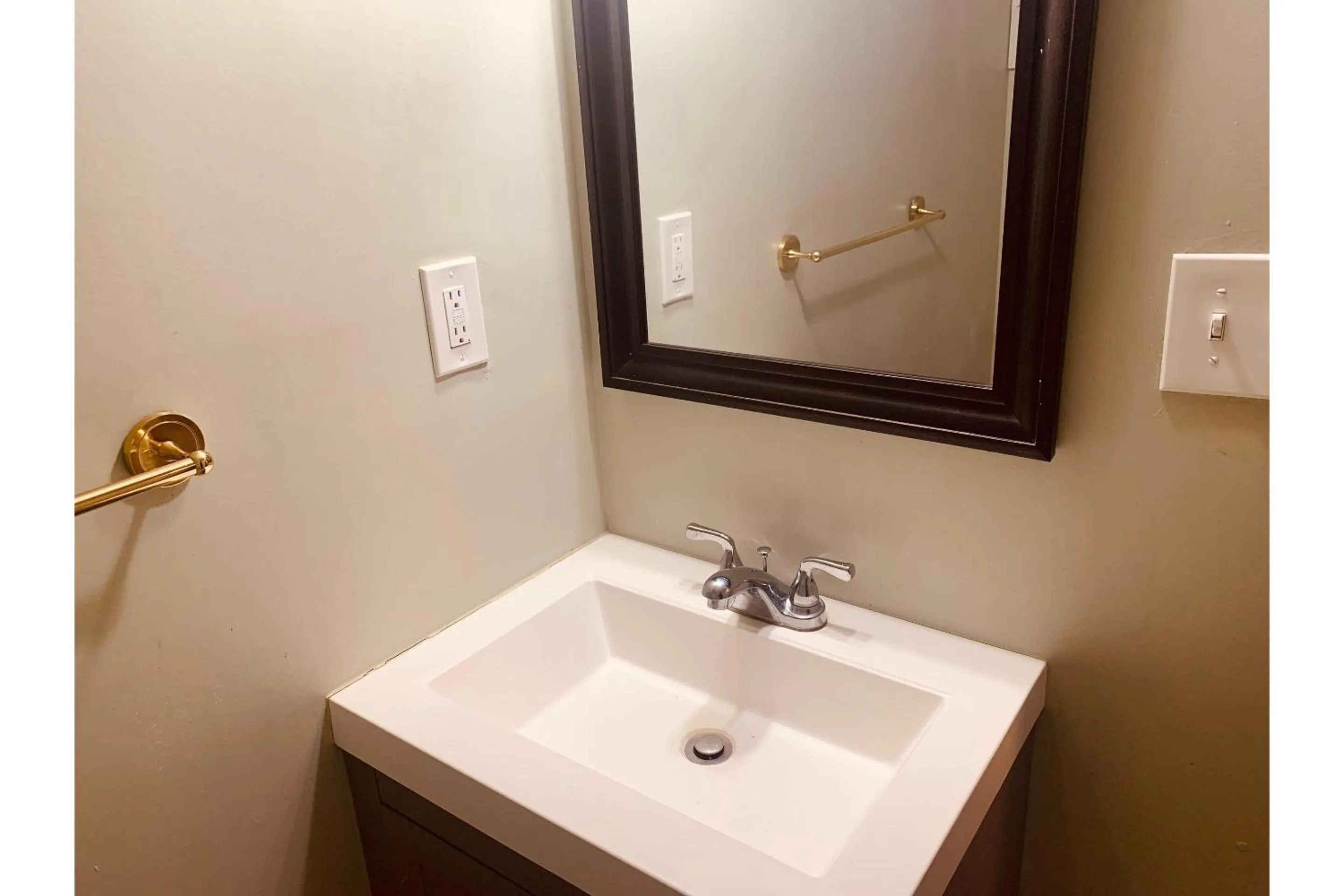 Bathroom in Werry's Cottages and Pub By OYO East Stroudsborg - Weekly Stays