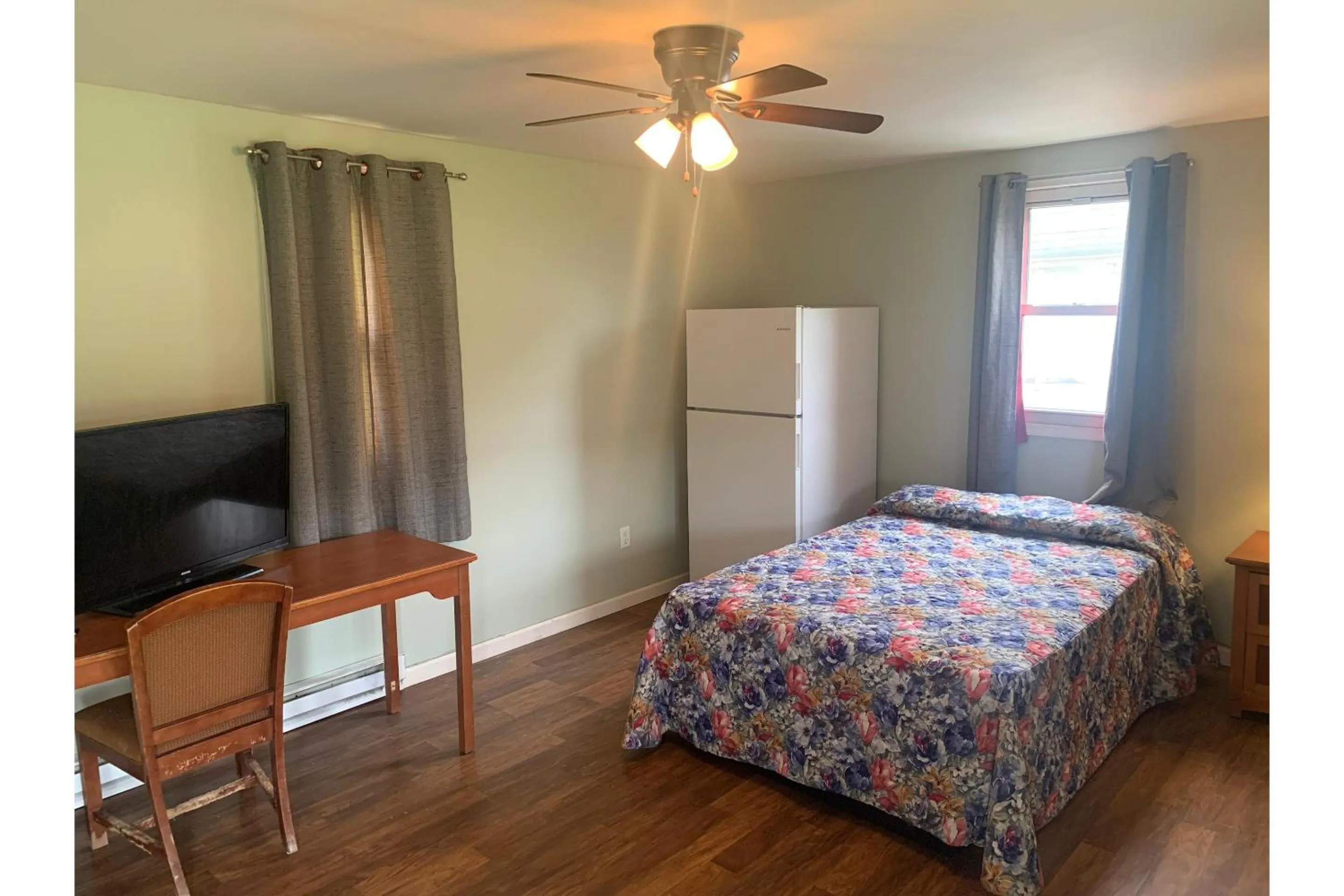 Bedroom, Bed in Werry's Cottages and Pub By OYO East Stroudsborg - Weekly Stays