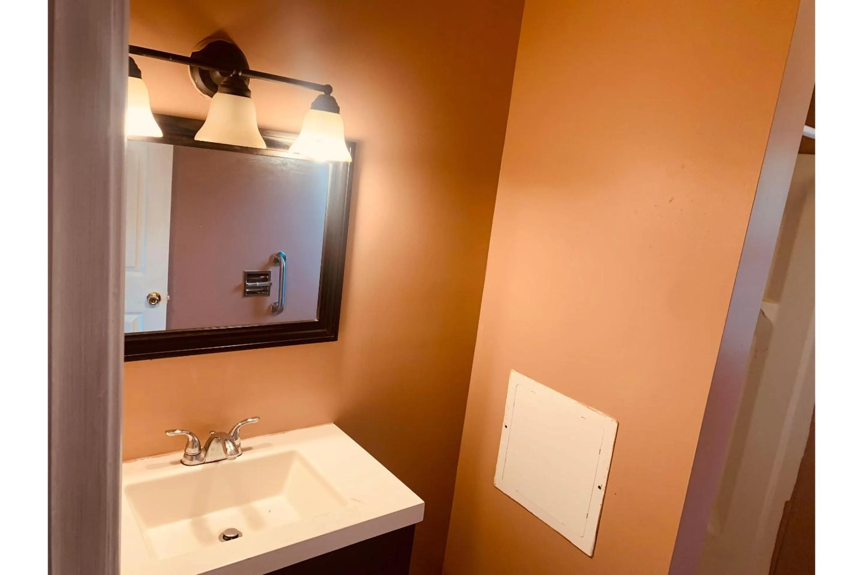 Bathroom in Werry's Cottages and Pub By OYO East Stroudsborg - Weekly Stays