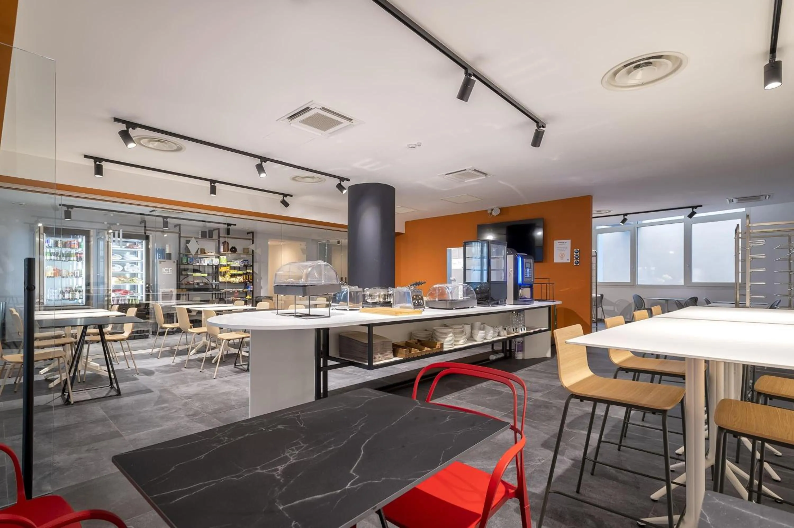 Lounge or bar in B&B HOTEL Sassari