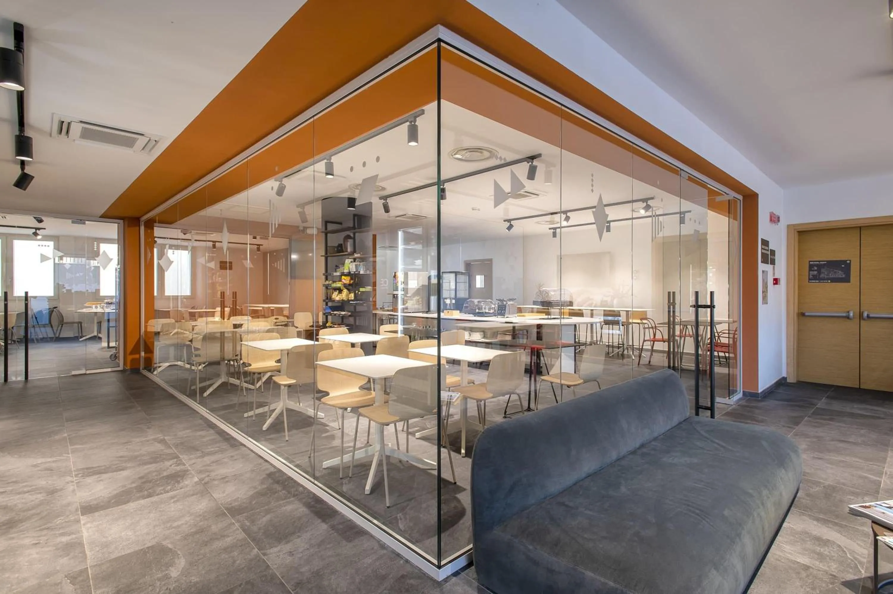 Lounge or bar in B&B HOTEL Sassari