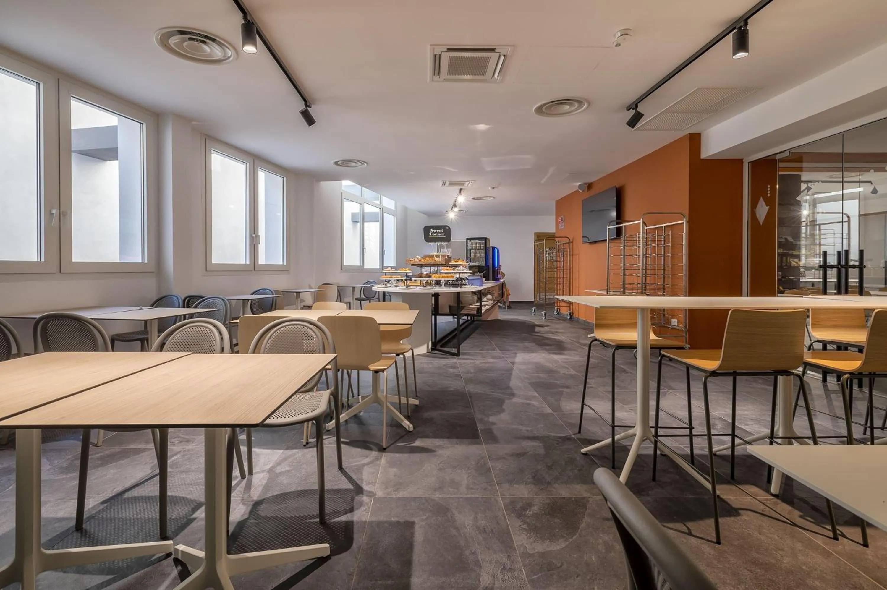 Lounge or bar in B&B HOTEL Sassari