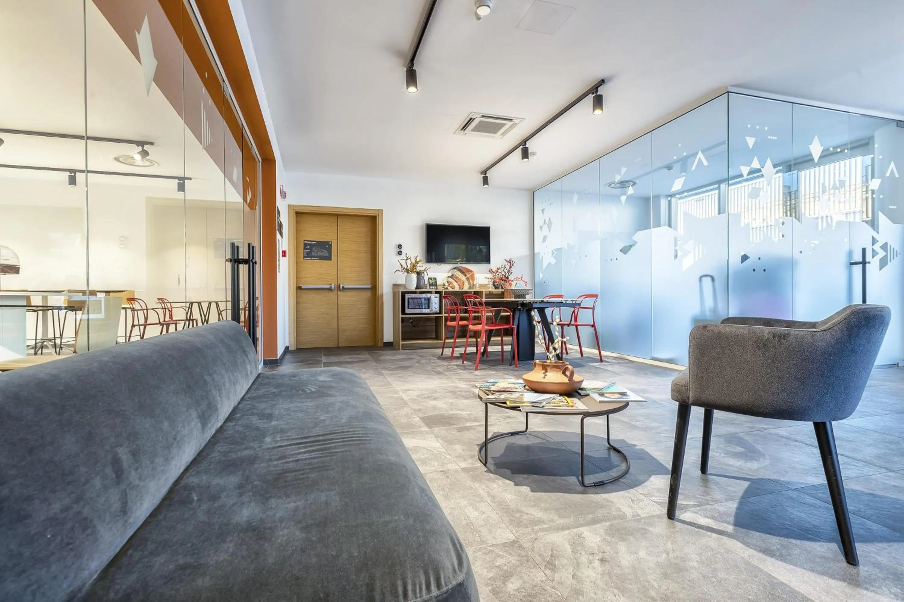 Lobby or reception in B&B HOTEL Sassari