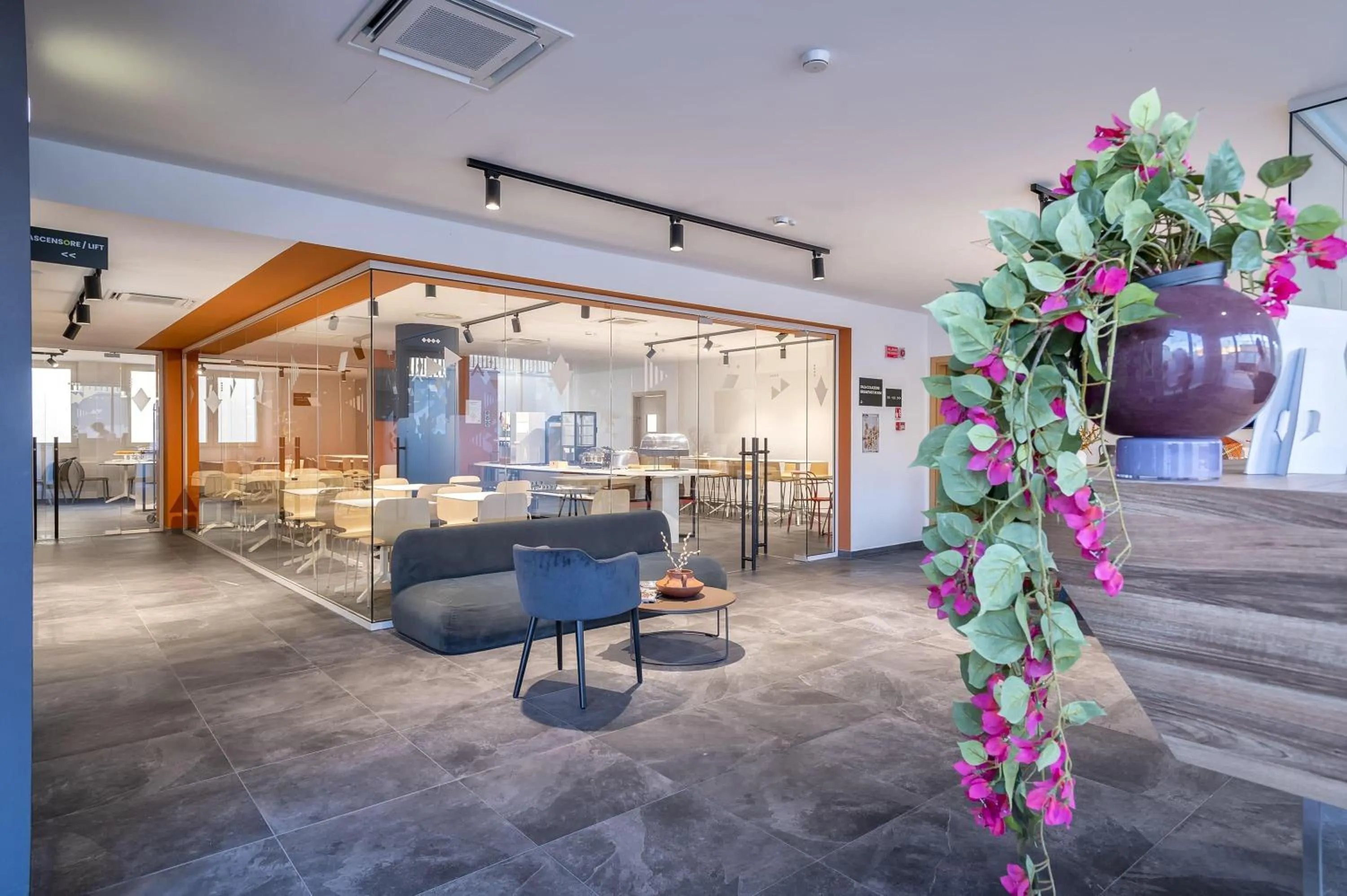 Lobby or reception in B&B HOTEL Sassari