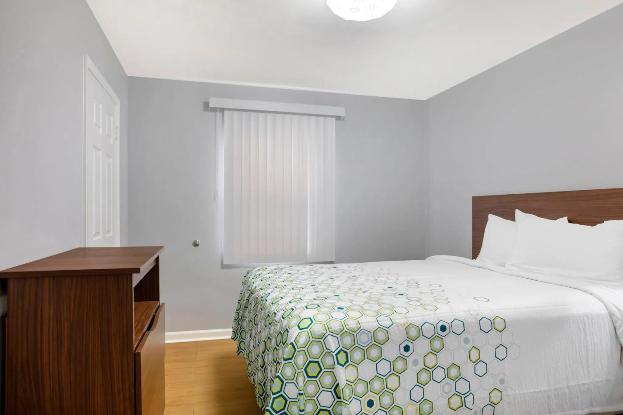 Photo of the whole room, Bed in HomeTowne Studios by Red Roof Huntsville - Madison