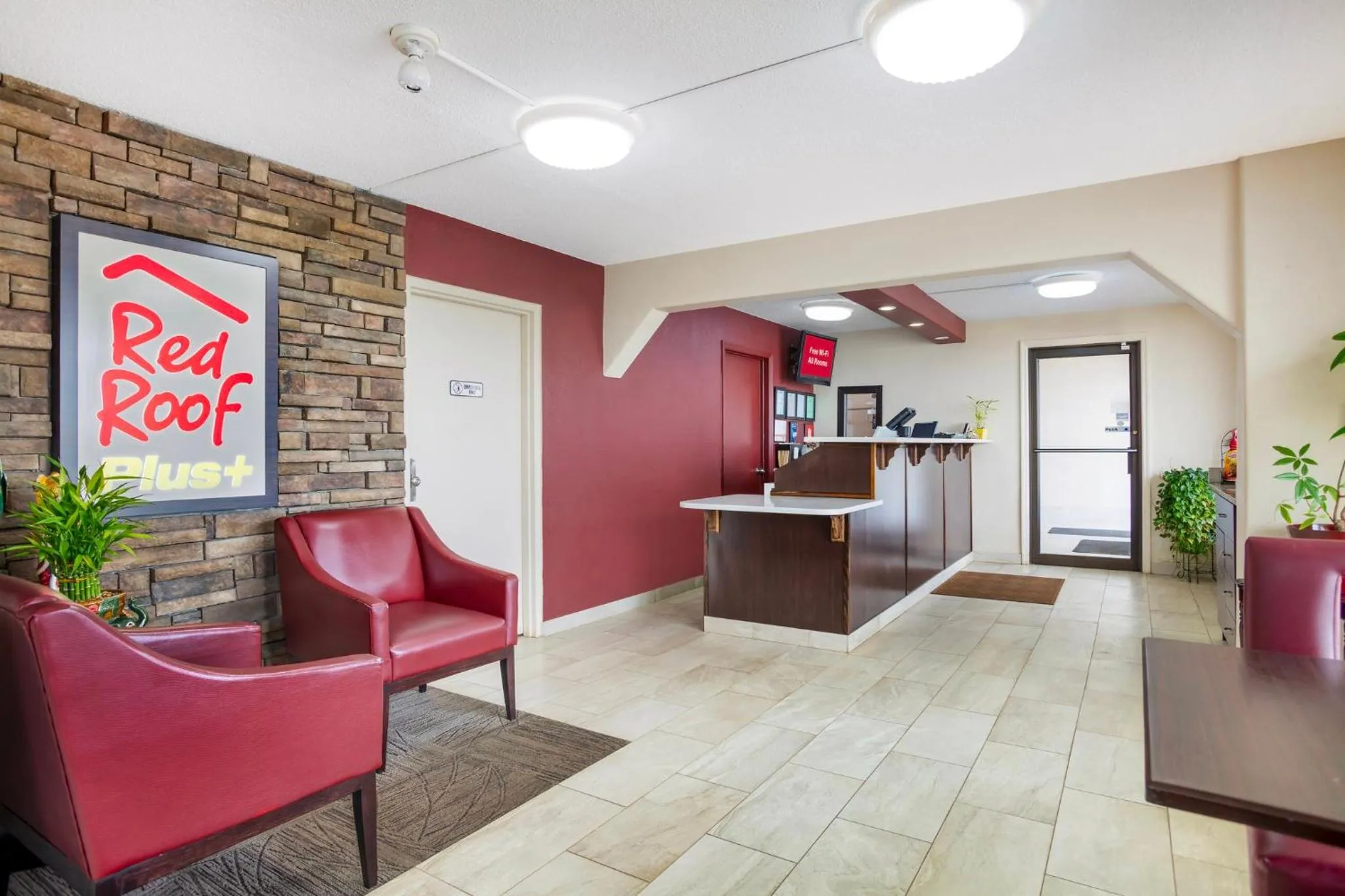 Lobby or reception in HomeTowne Studios by Red Roof Huntsville - Madison