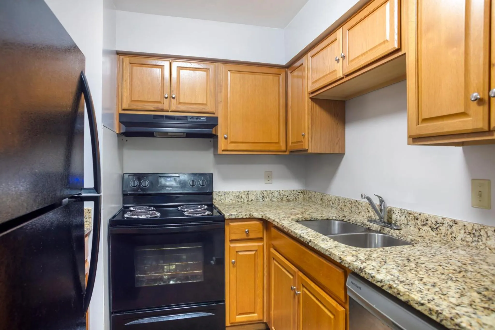 Photo of the whole room in HomeTowne Studios by Red Roof Huntsville - Madison