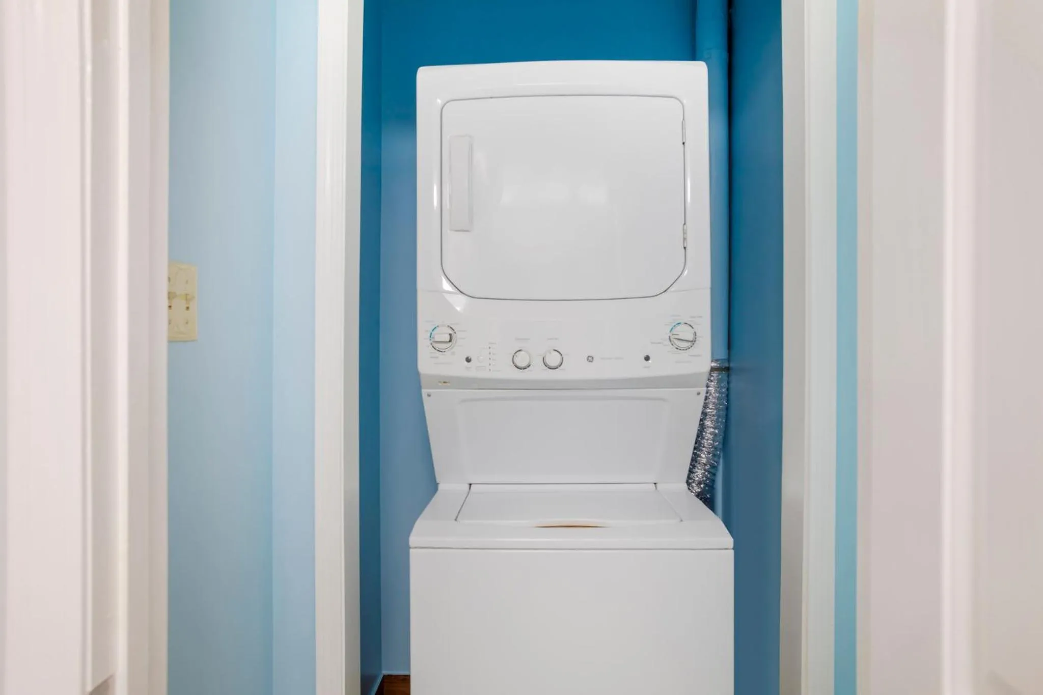 Photo of the whole room in HomeTowne Studios by Red Roof Huntsville - Madison