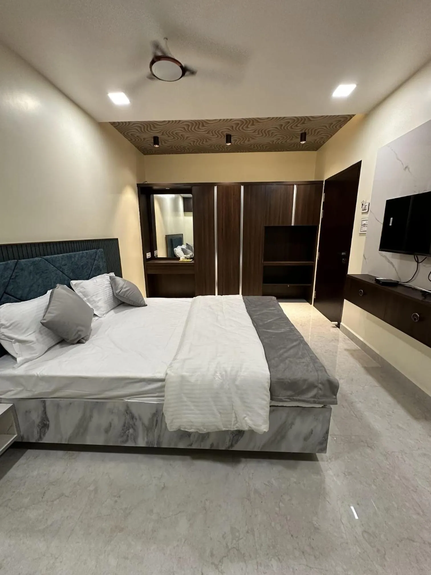 Photo of the whole room, Bed in Jai Raja's Tower