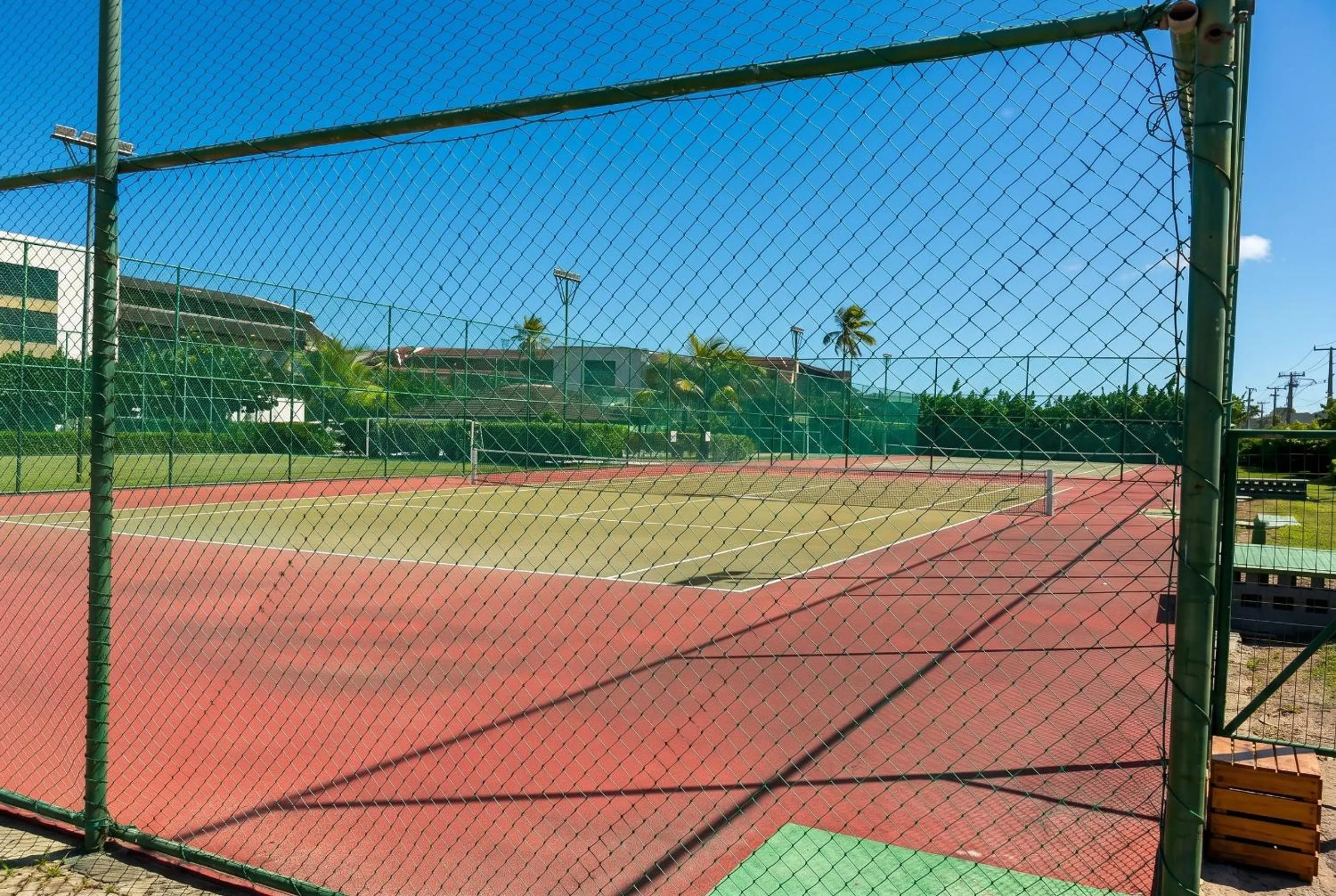 Tennis court in Malawi Beach Resort - Flat SKY