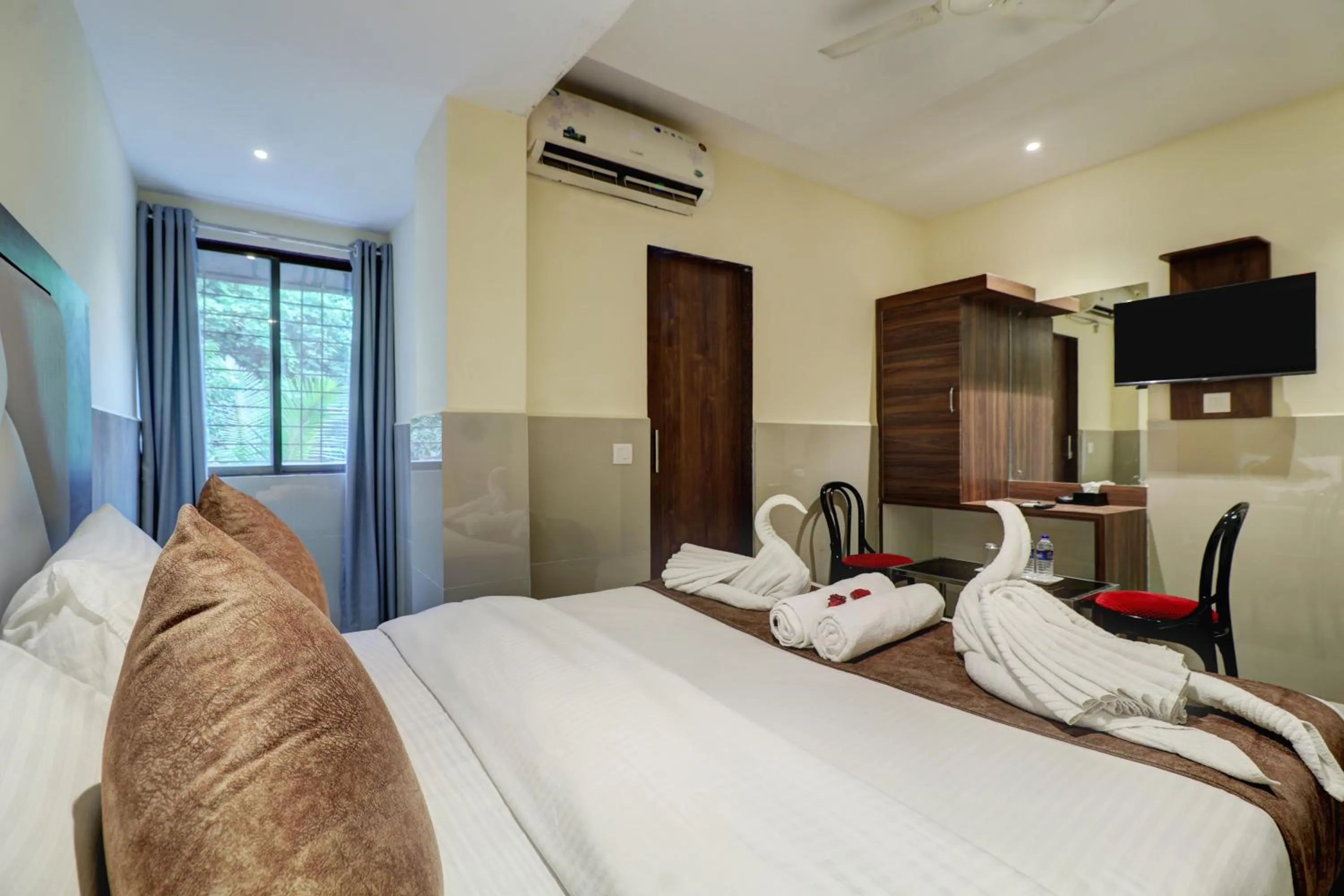 Bedroom, Bed in New Parimeet Residency