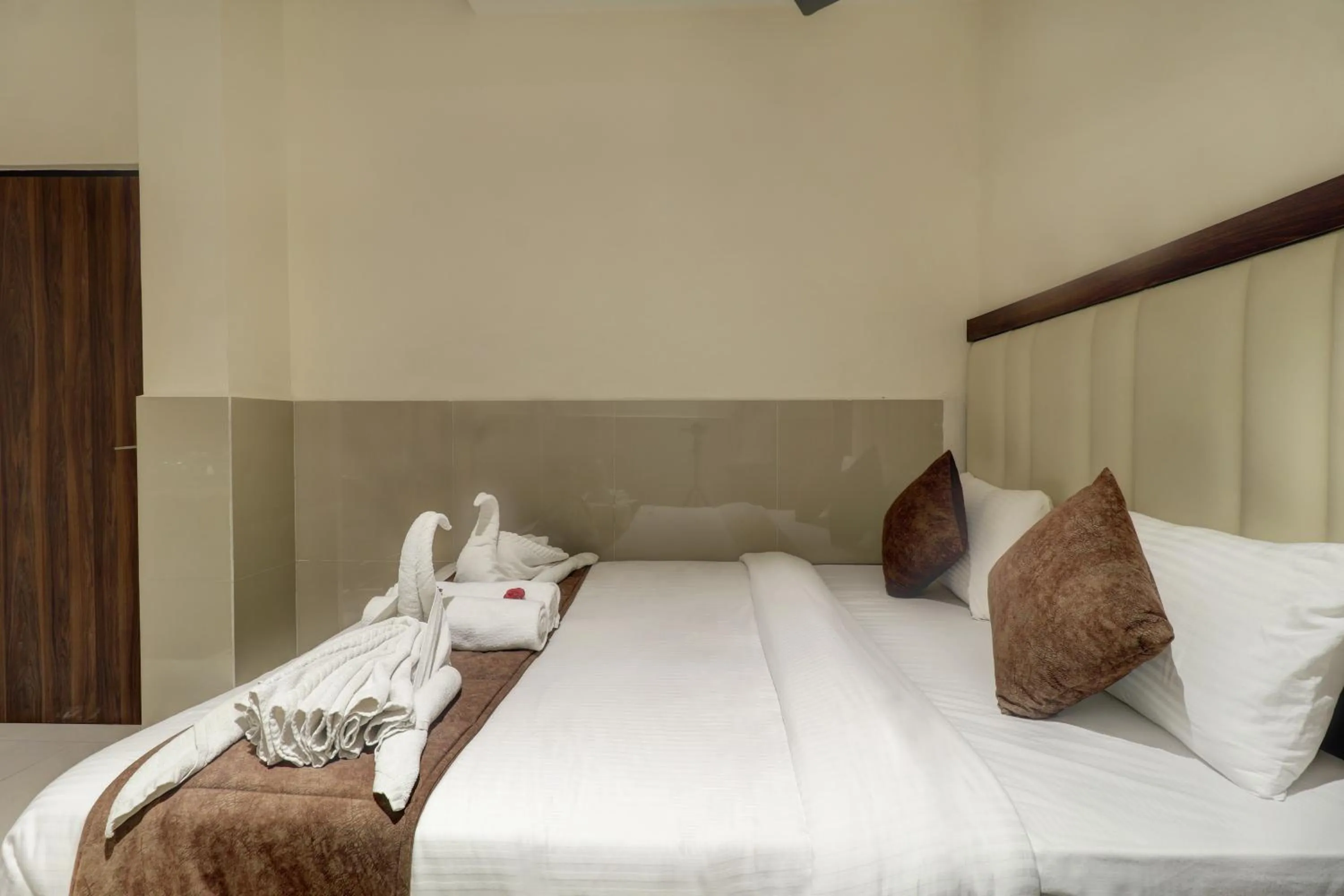 Bed in New Parimeet Residency