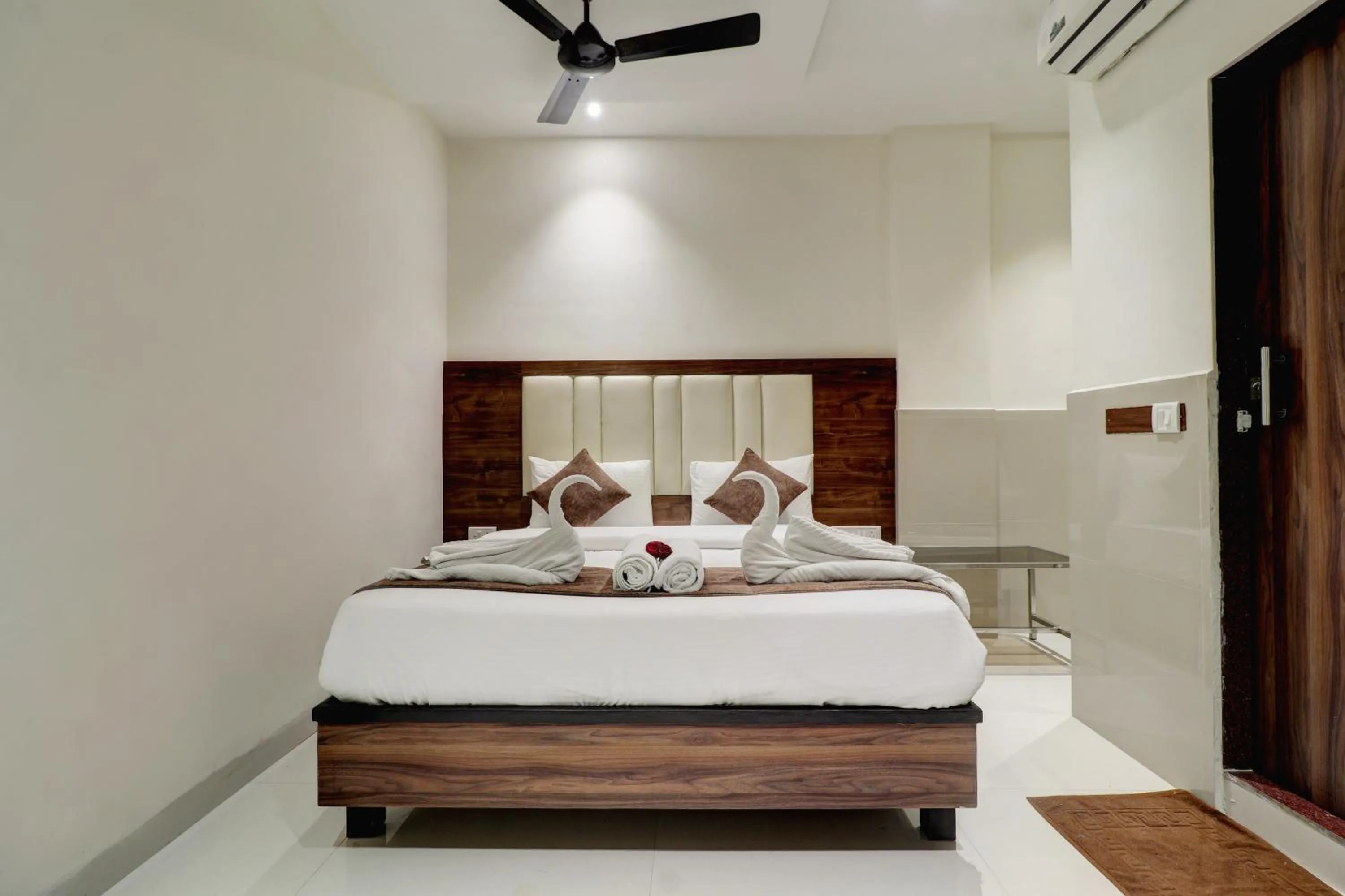 Bed in New Parimeet Residency