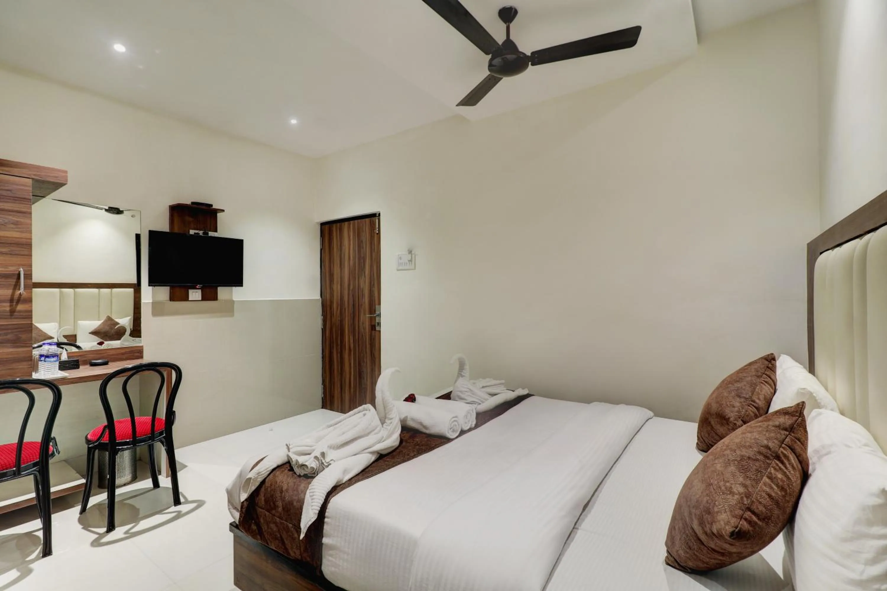 Living room, Bed in New Parimeet Residency