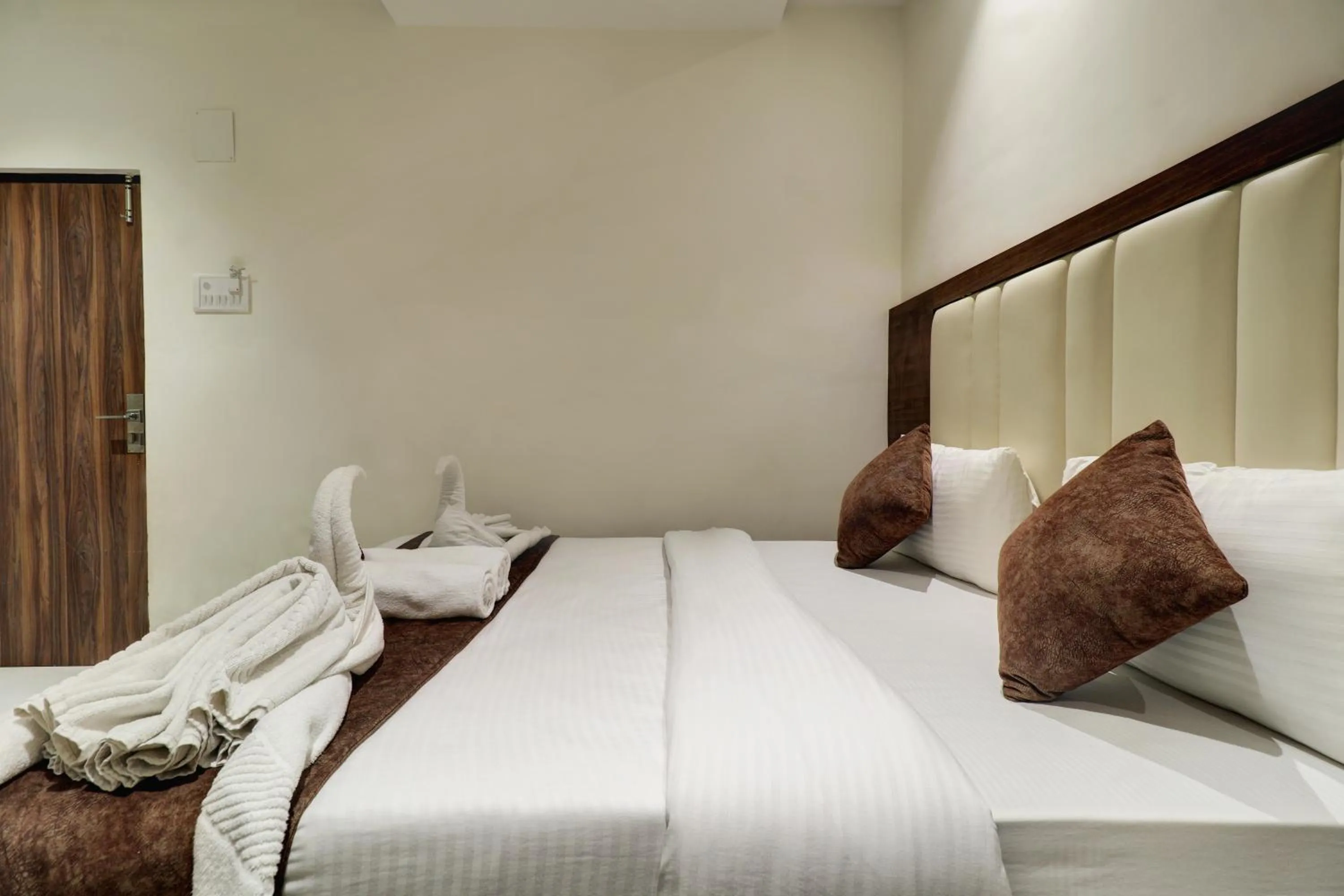 Bed in New Parimeet Residency