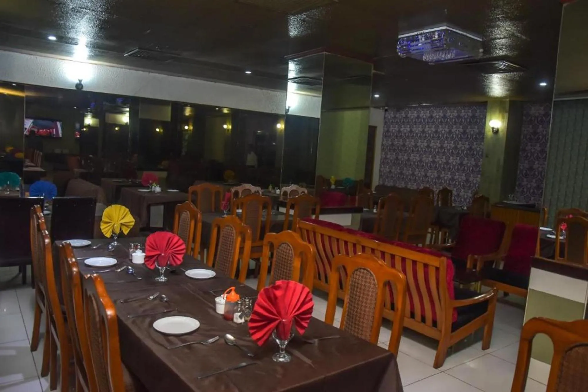 Restaurant/places to eat in Faran Hotel