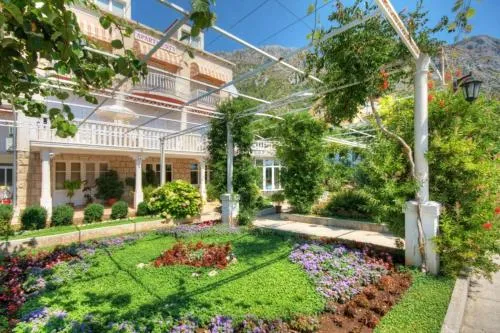 Apartments & Rooms Cakelic I