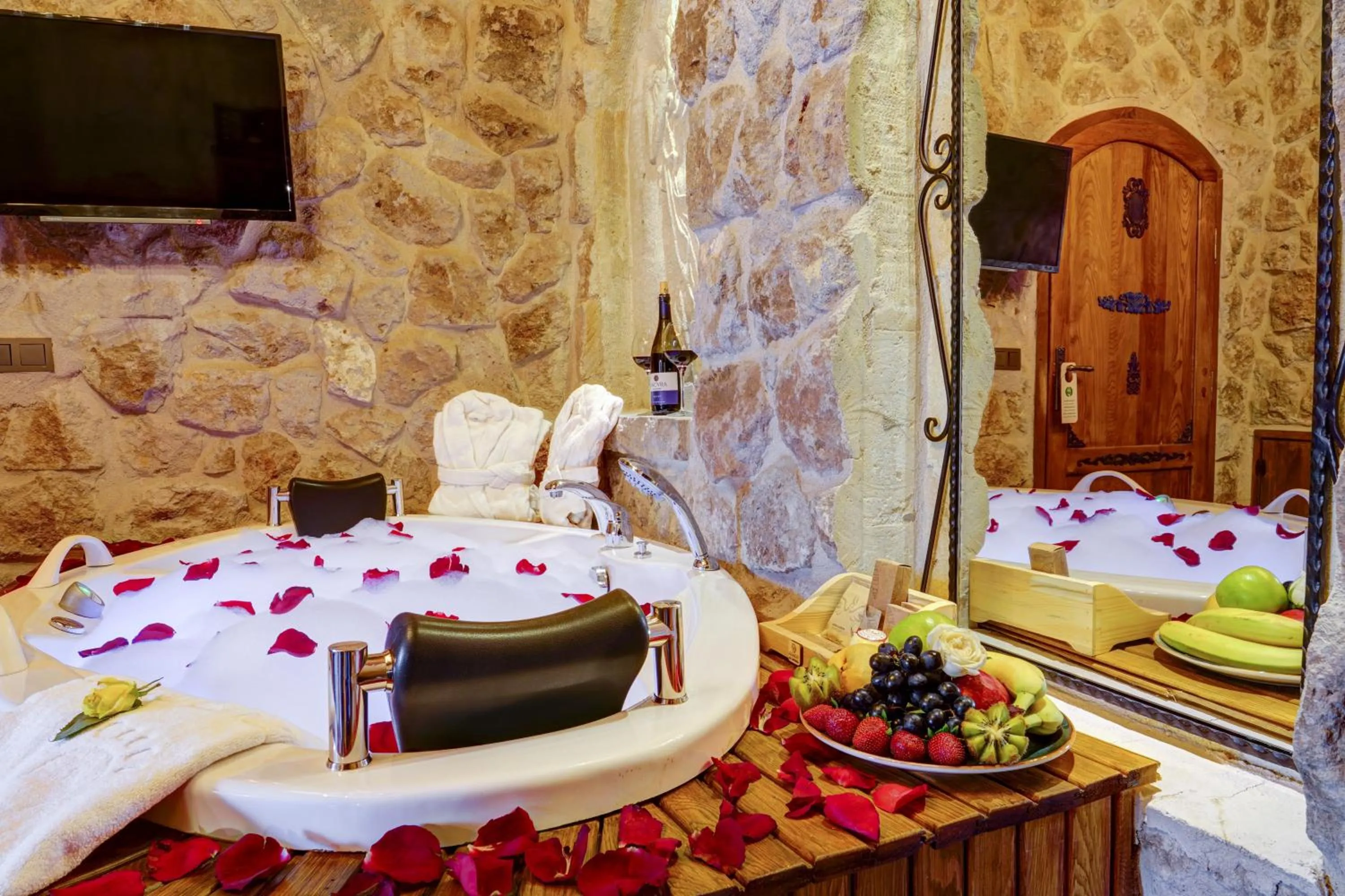 Hot Tub, Bed in Marbay Cave Cappadocia
