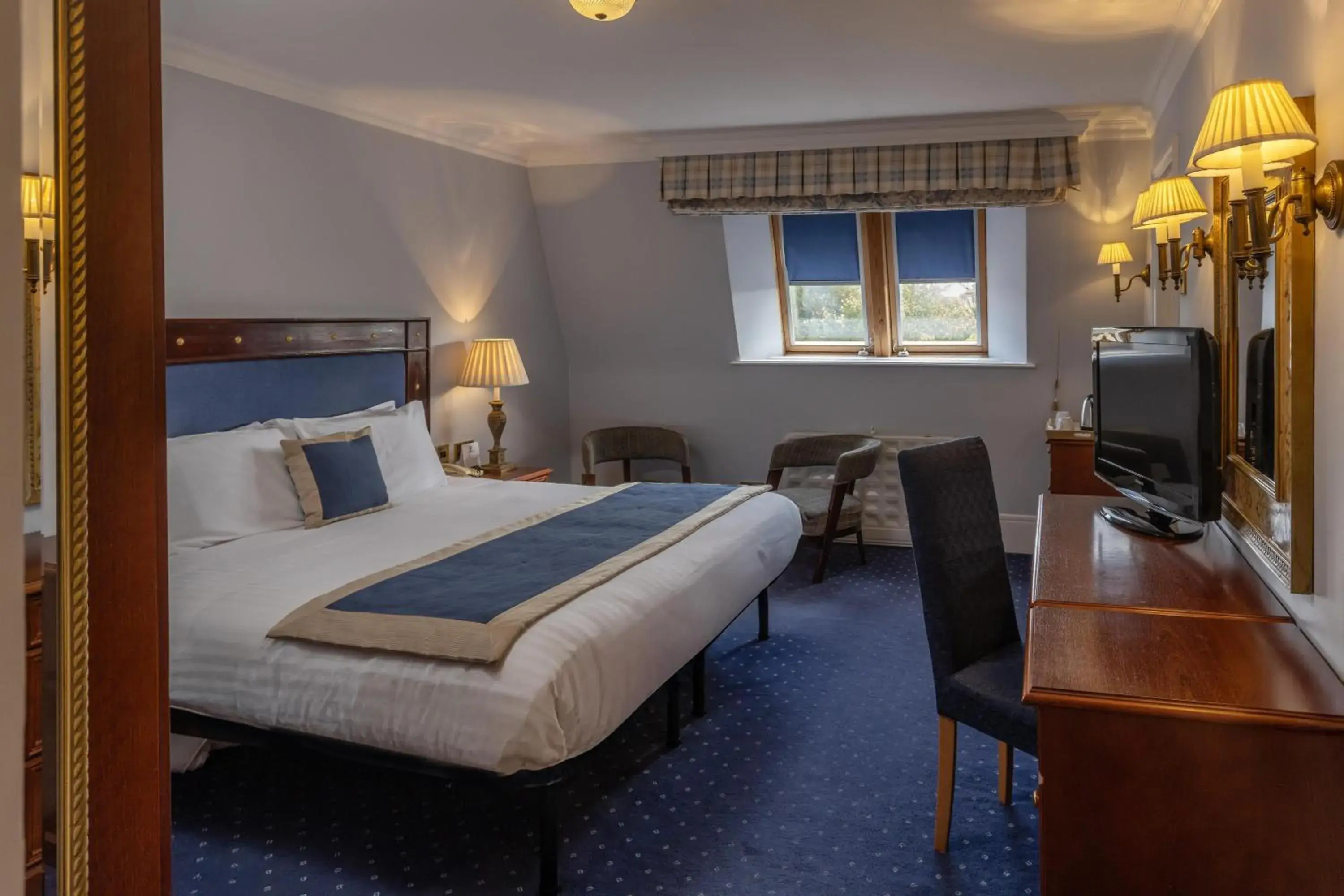 Lounge or bar, Bed in Best Western Abbots Barton Hotel Lounge or bar, Bed in Best Western Abbots Barton Hotel