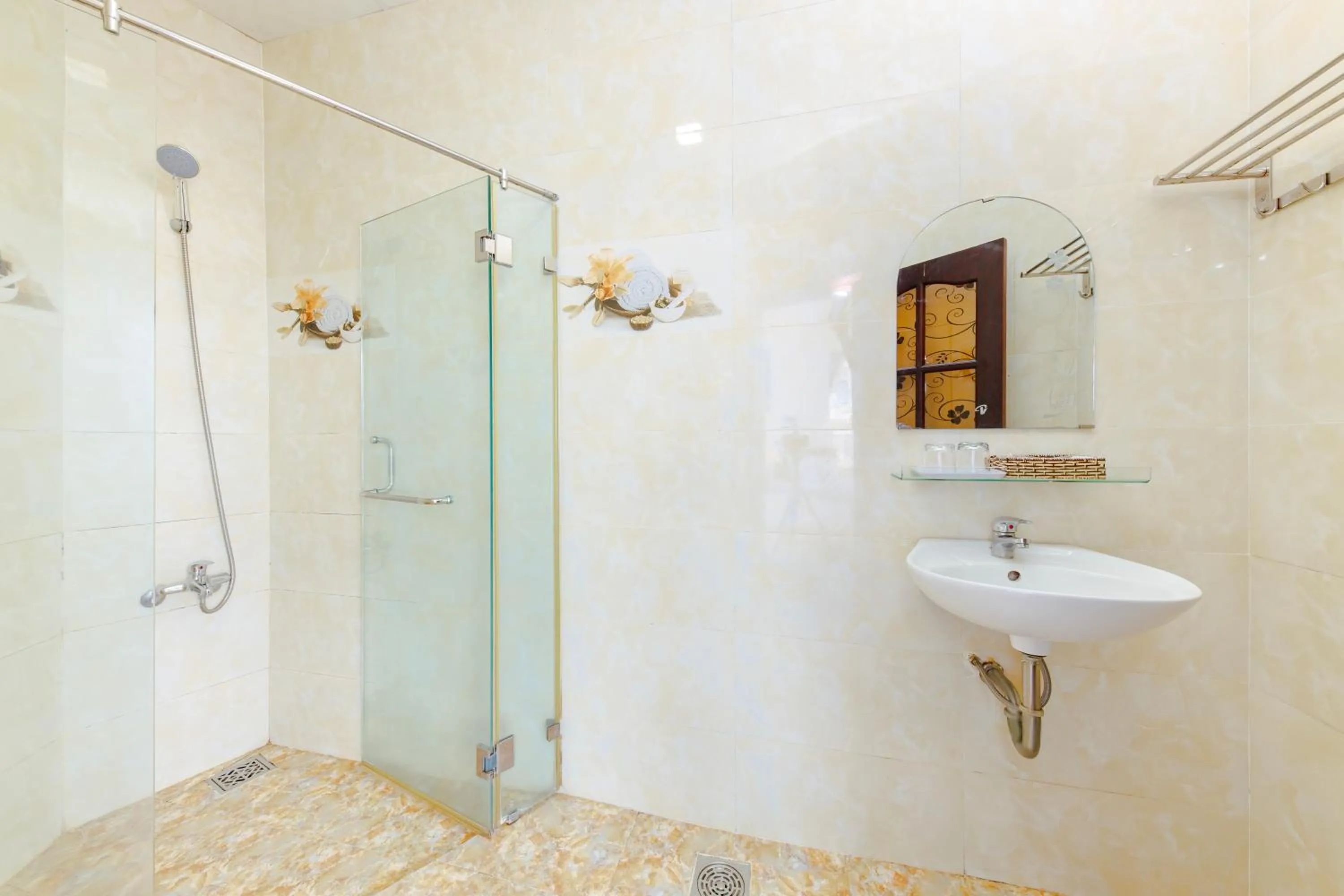 Shower in Mangolia Hotel