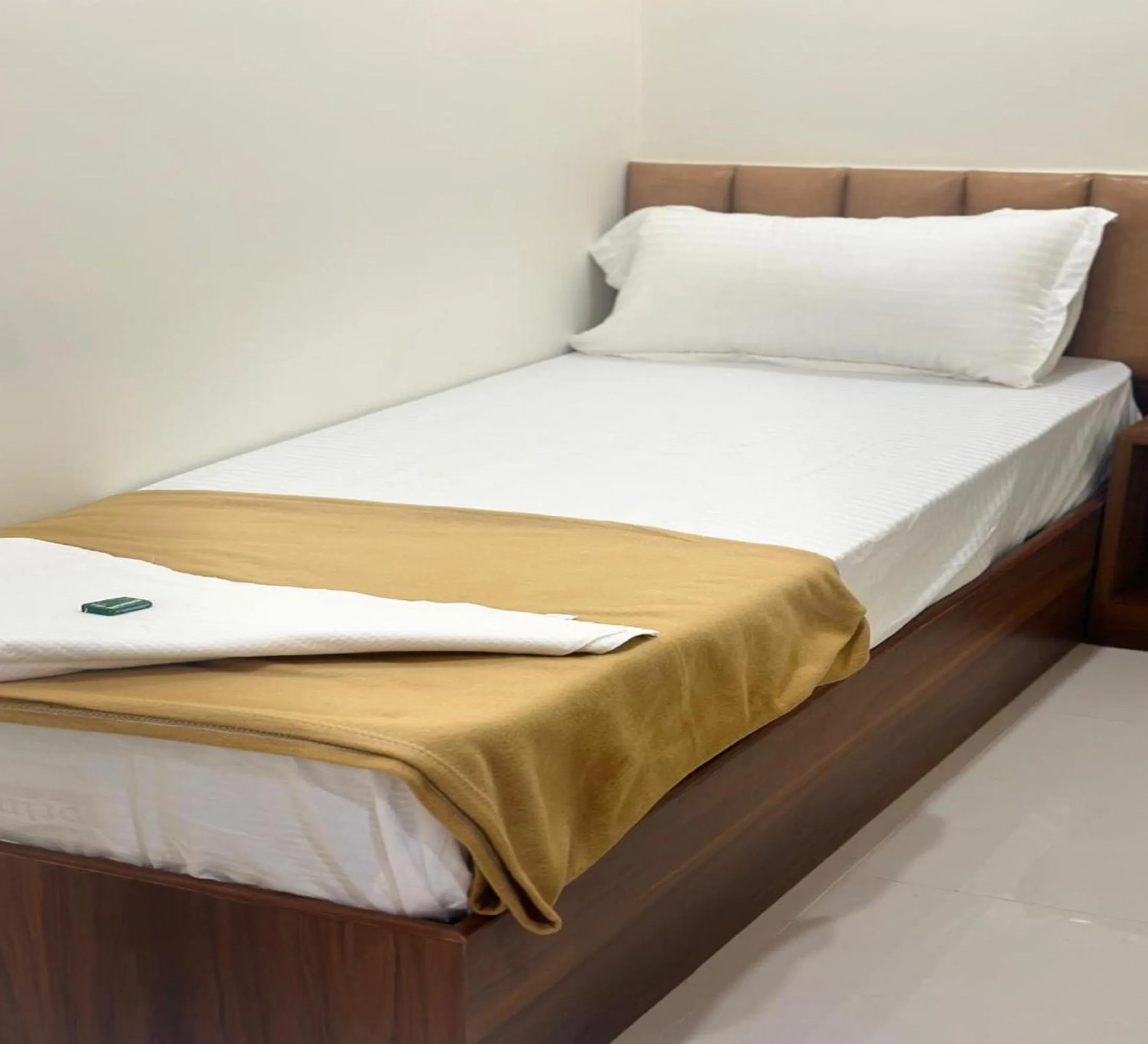 Bed in Hotel Pride Inn