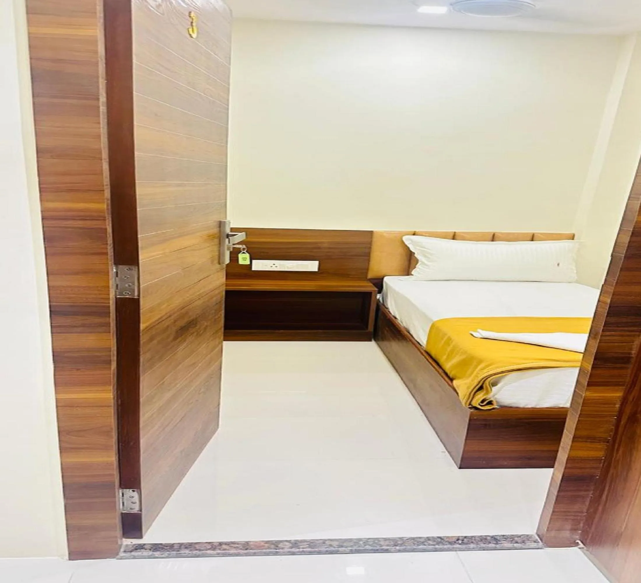 Bed in Hotel Pride Inn