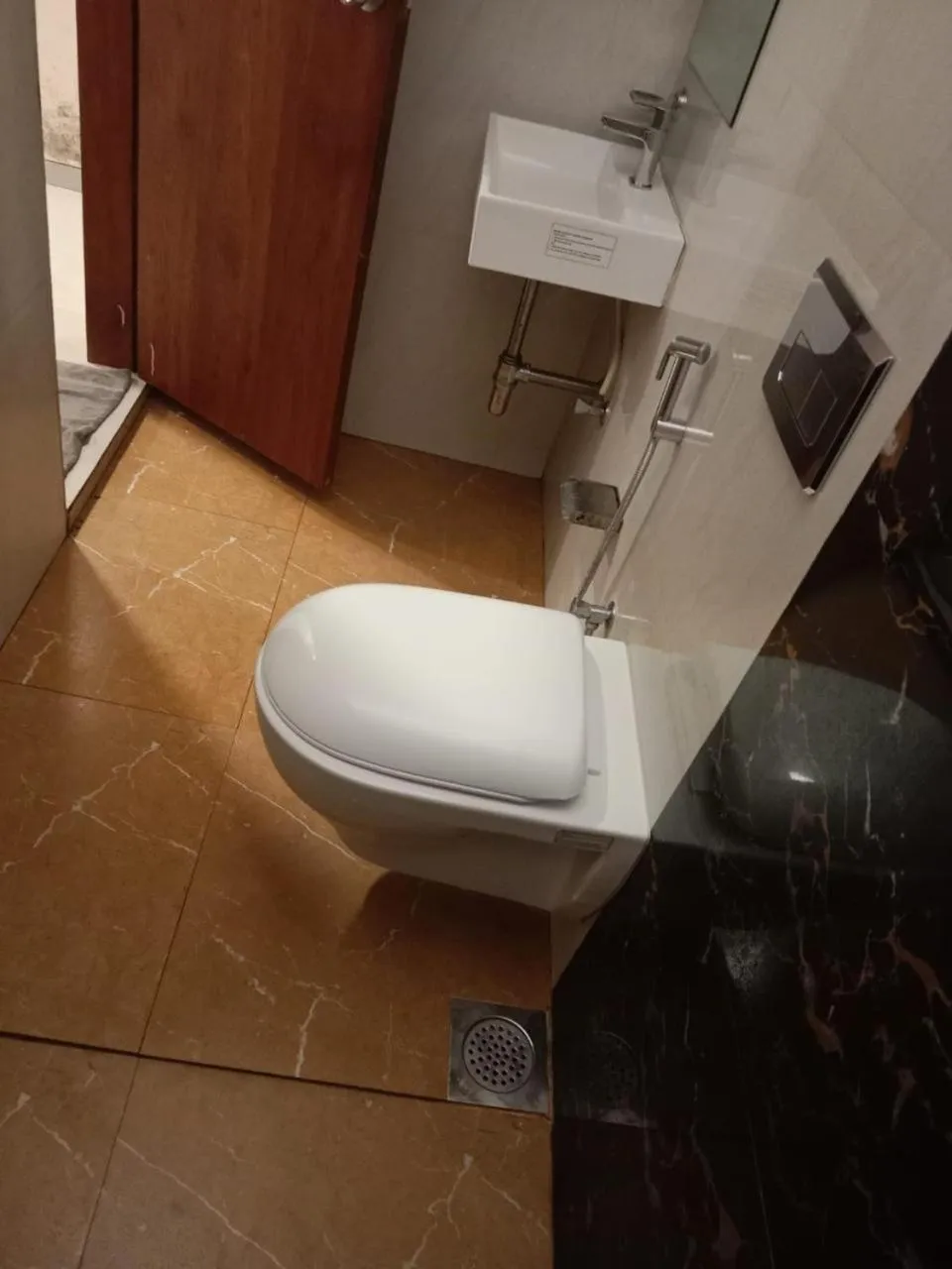 Toilet in Hotel Pride Inn