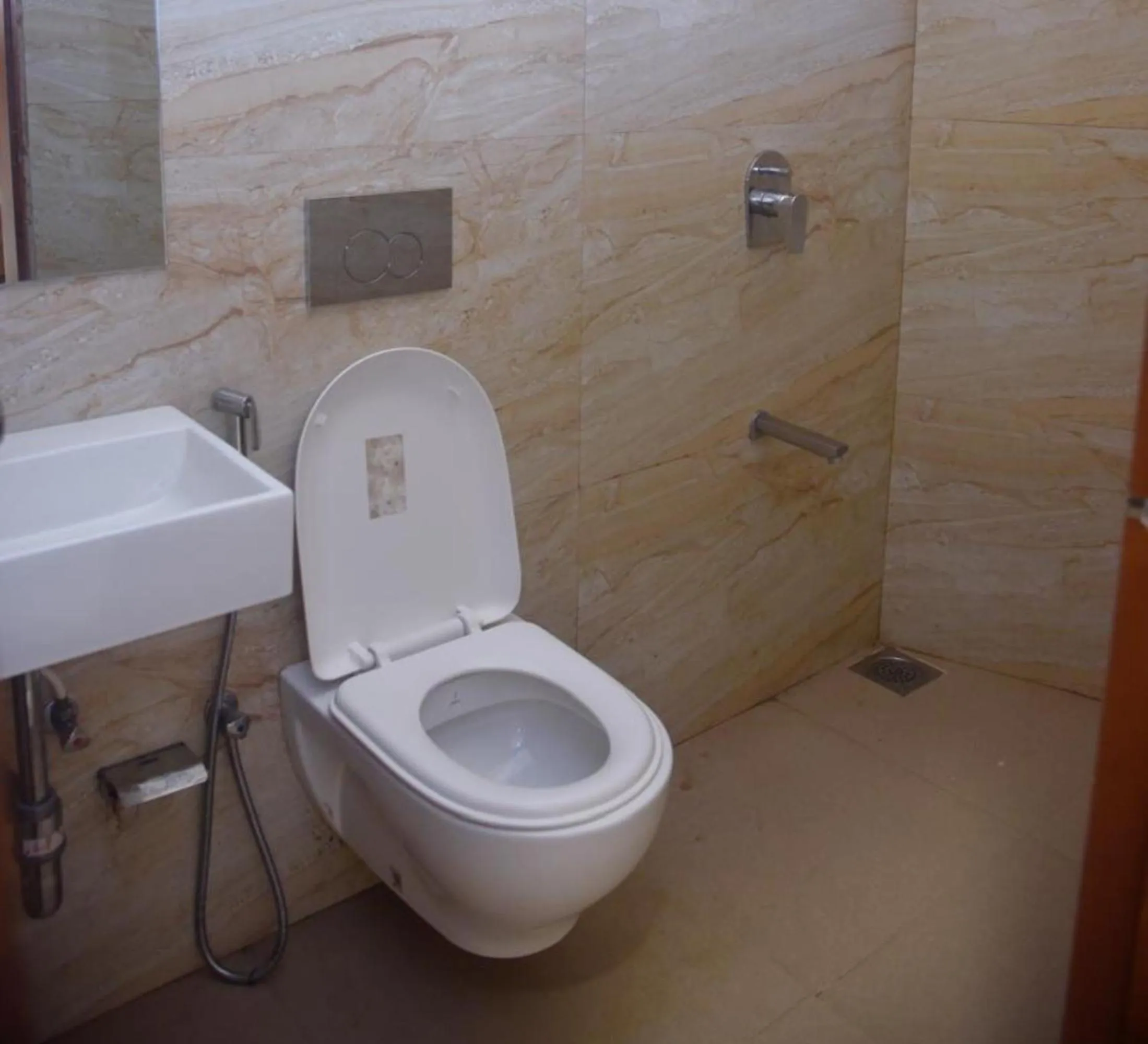 Shower in Hotel Pride Inn