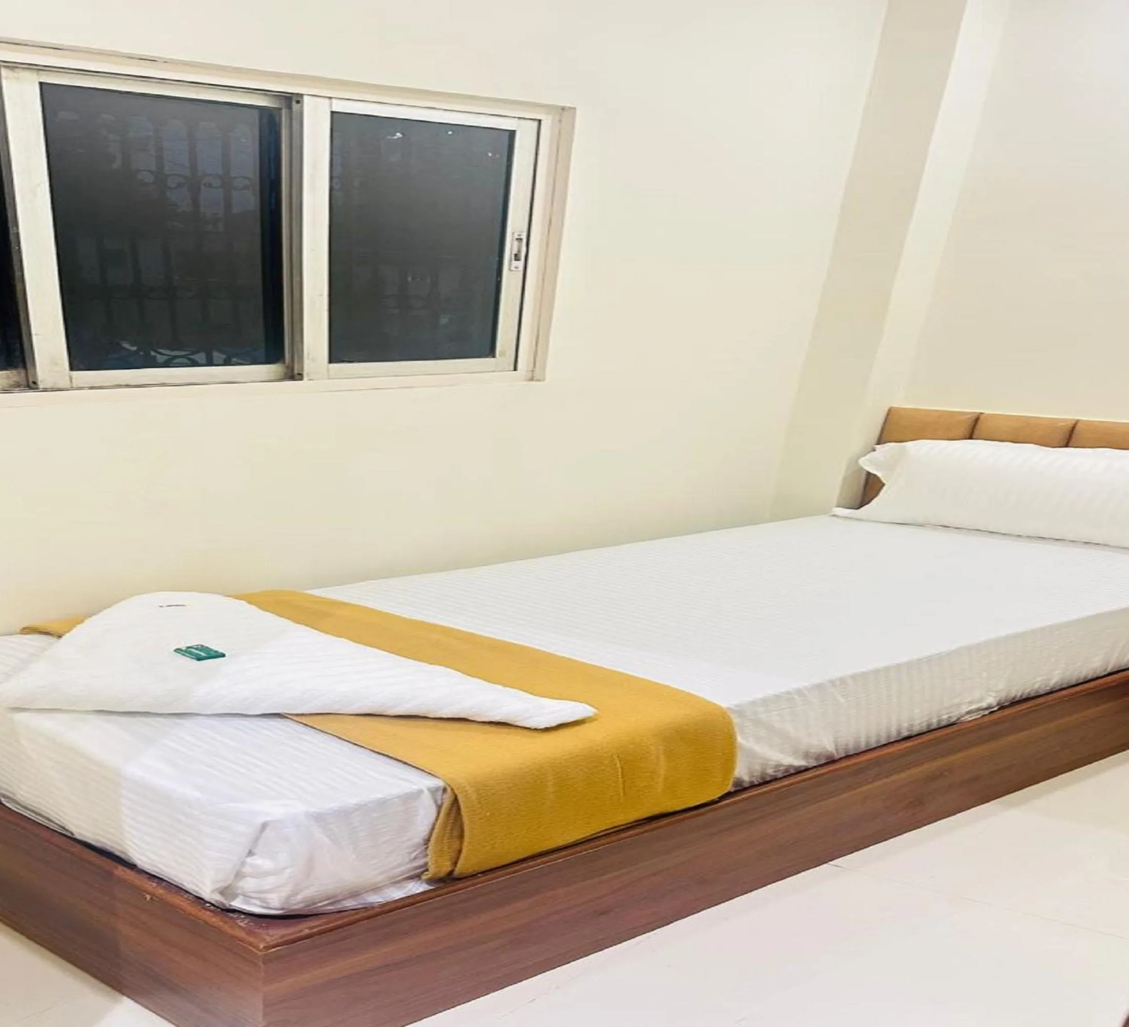 Bed in Hotel Pride Inn