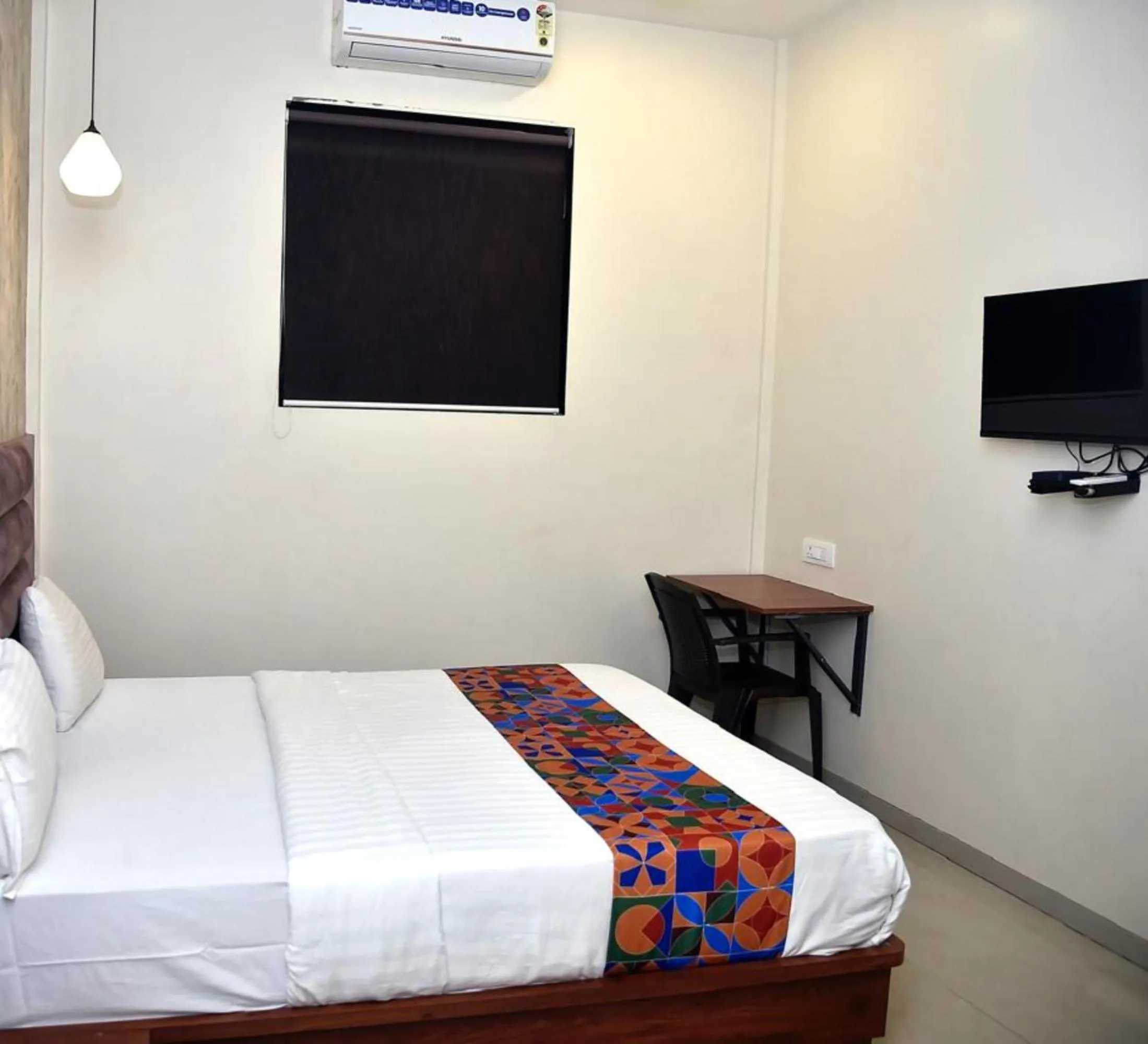 Bed in Hotel Pride Inn