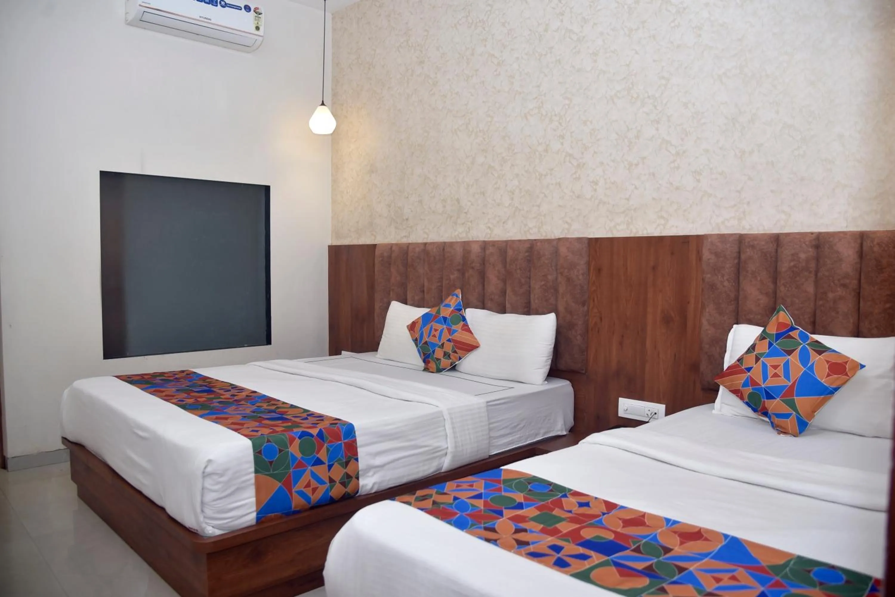 Bed in Hotel Pride Inn