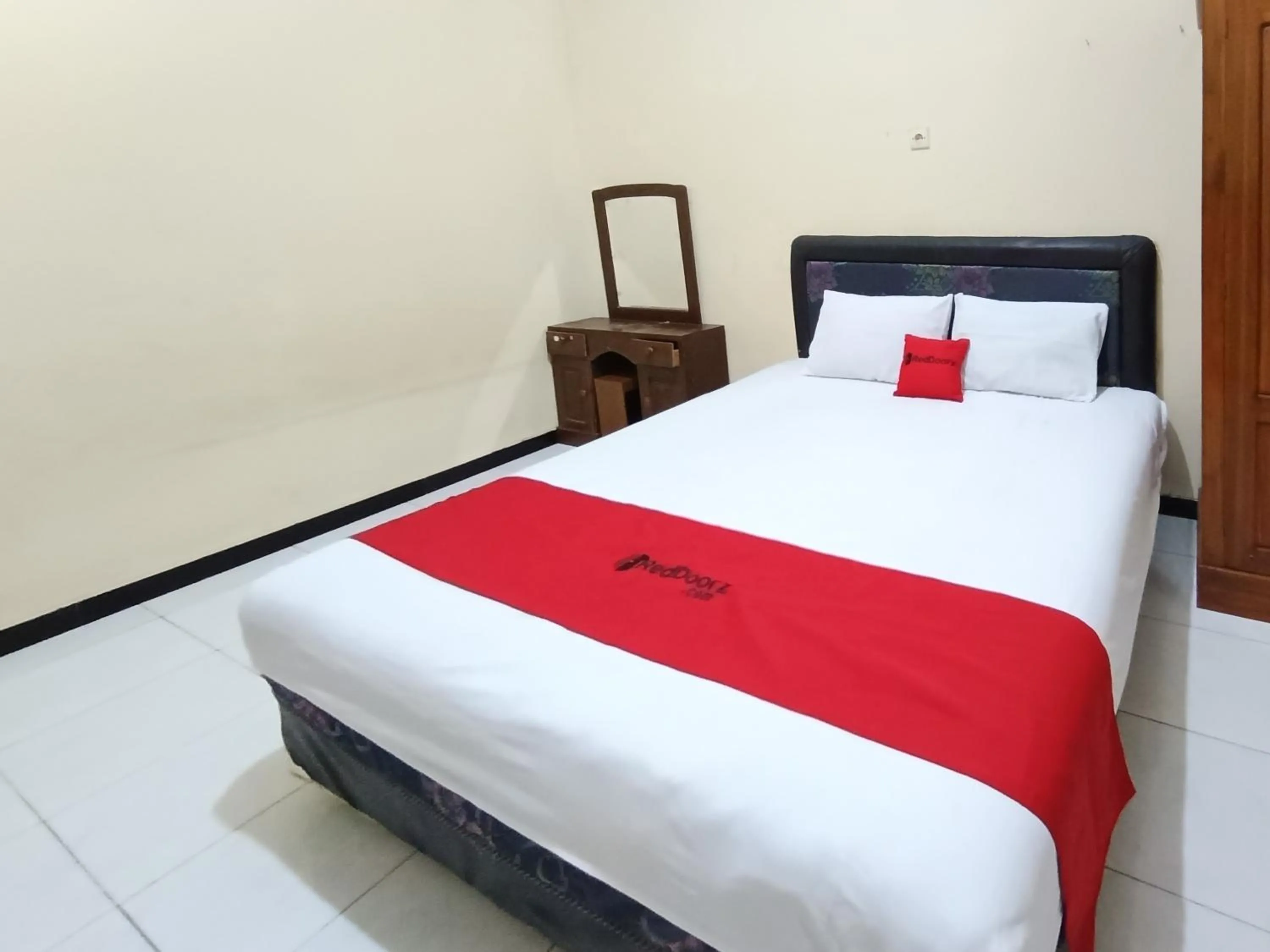 Bedroom, Bed in RedDoorz at Ratu Homestay Syariah Near Lippo Mall Banyuwangi