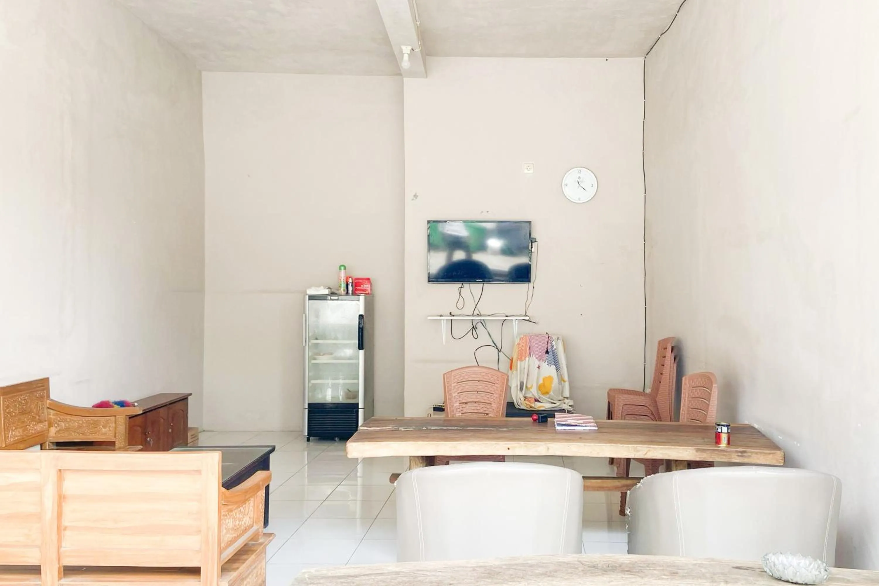 Seating area in RedDoorz at Ratu Homestay Syariah Near Lippo Mall Banyuwangi