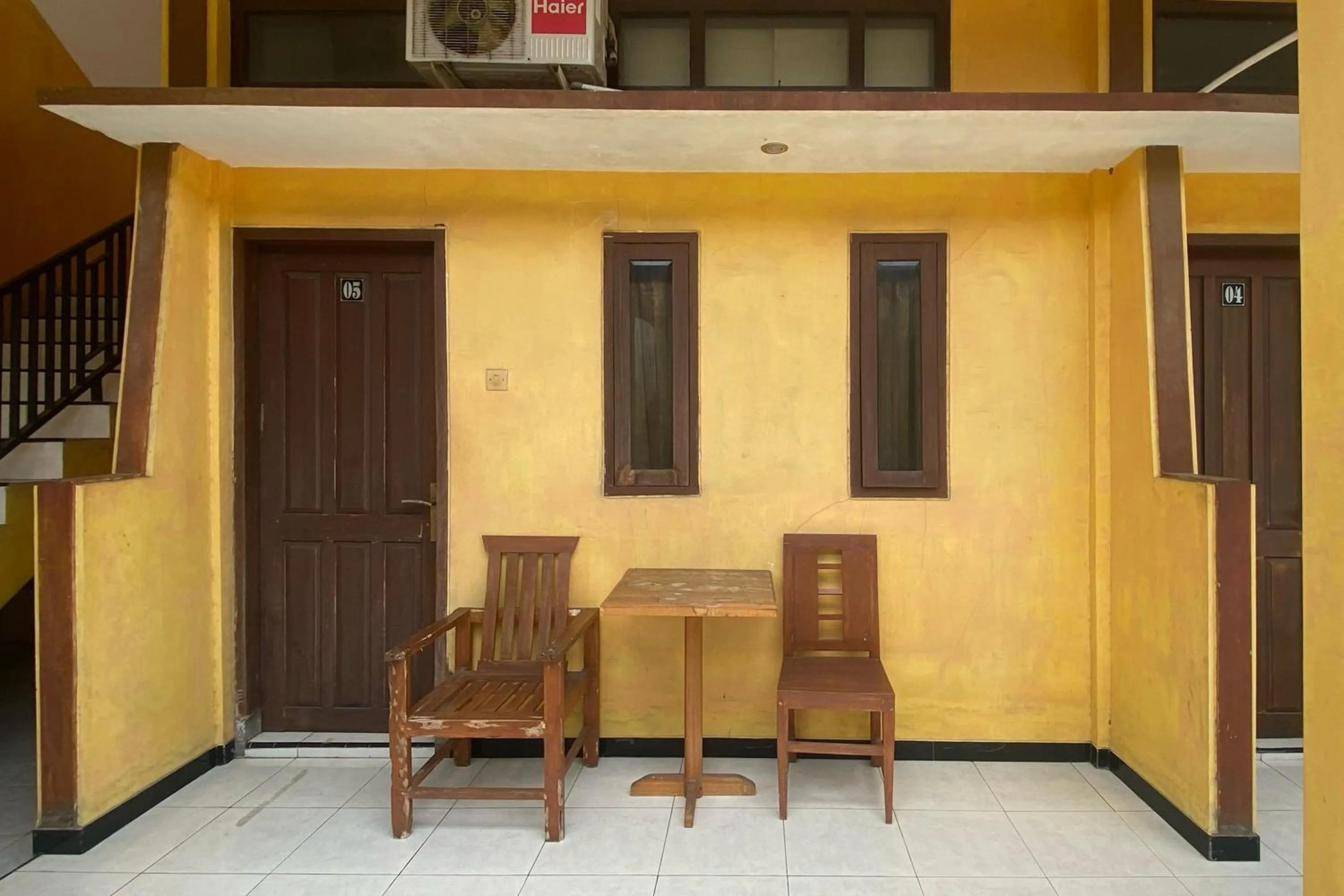 Seating area in RedDoorz at Ratu Homestay Syariah Near Lippo Mall Banyuwangi