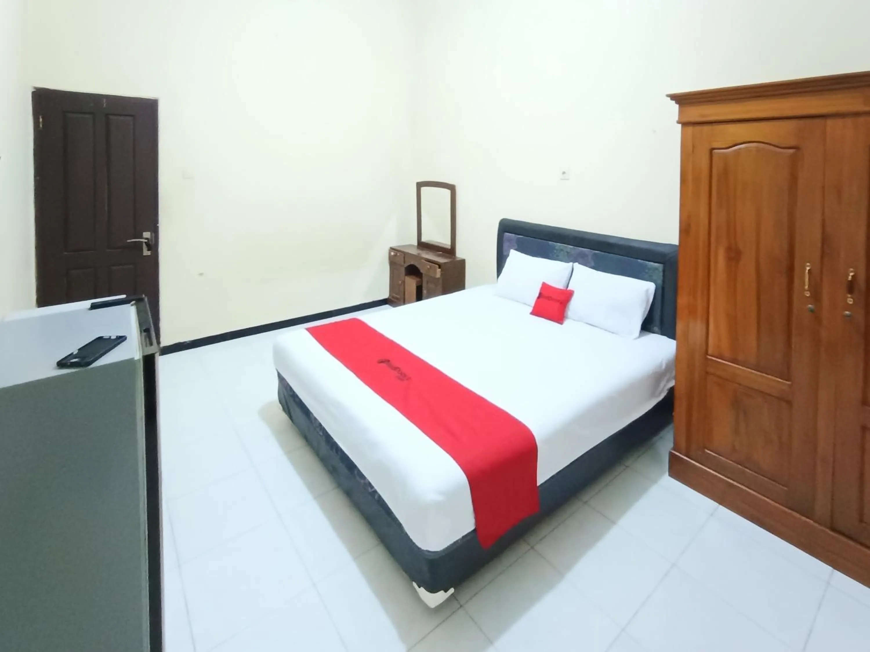 Bedroom, Bed in RedDoorz at Ratu Homestay Syariah Near Lippo Mall Banyuwangi