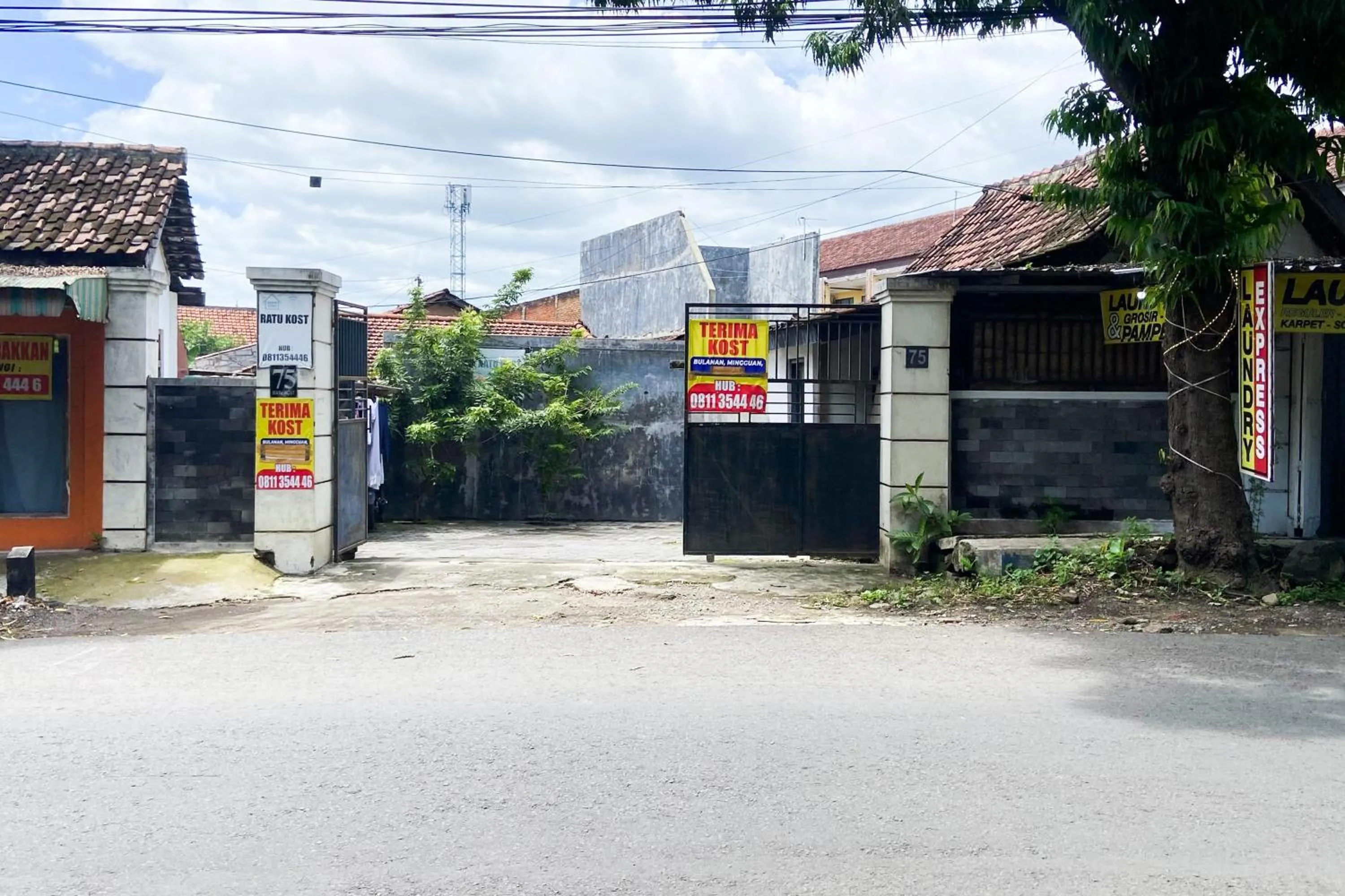Facade/entrance in RedDoorz at Ratu Homestay Syariah Near Lippo Mall Banyuwangi