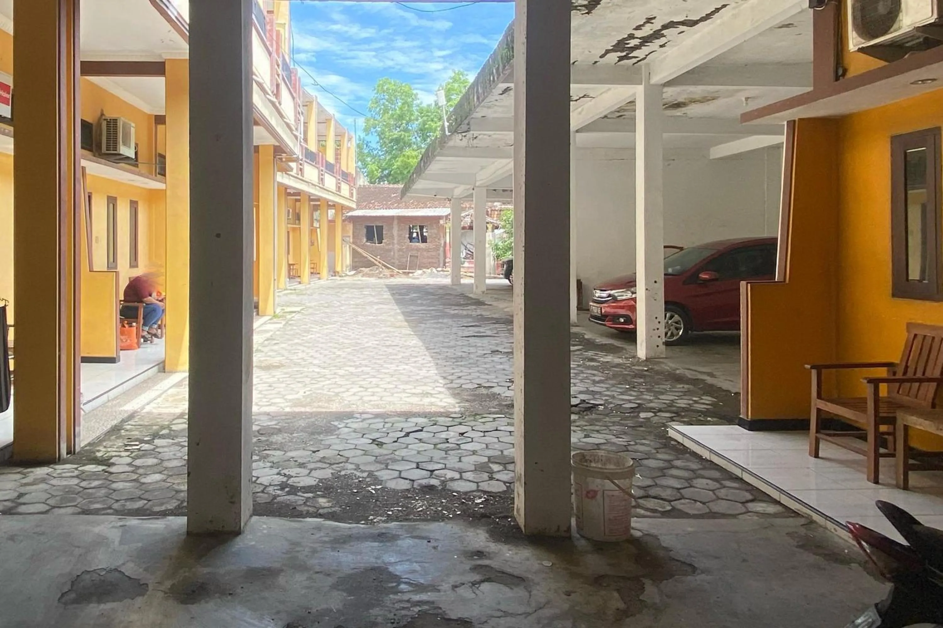 Property building in RedDoorz at Ratu Homestay Syariah Near Lippo Mall Banyuwangi