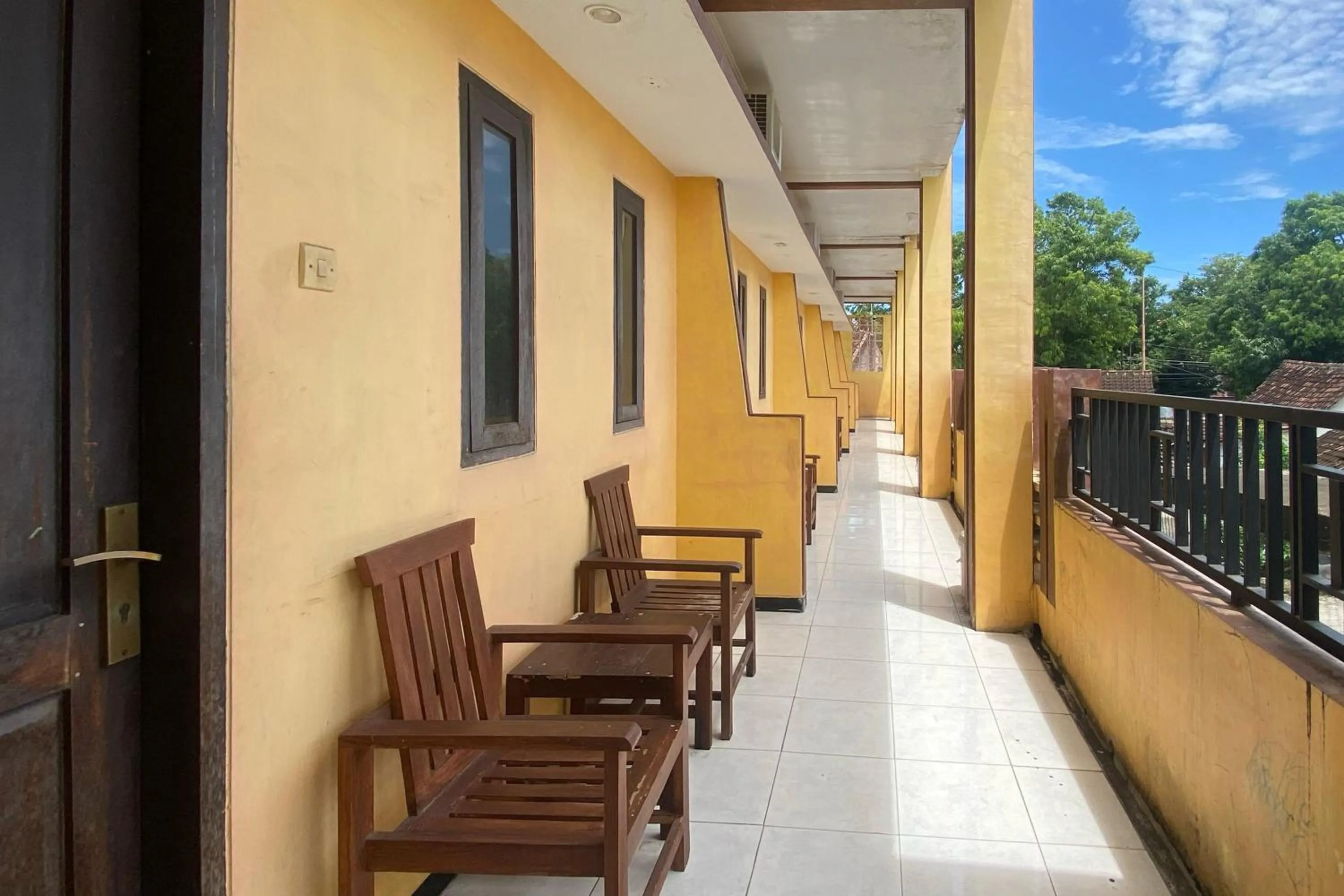 Seating area in RedDoorz at Ratu Homestay Syariah Near Lippo Mall Banyuwangi
